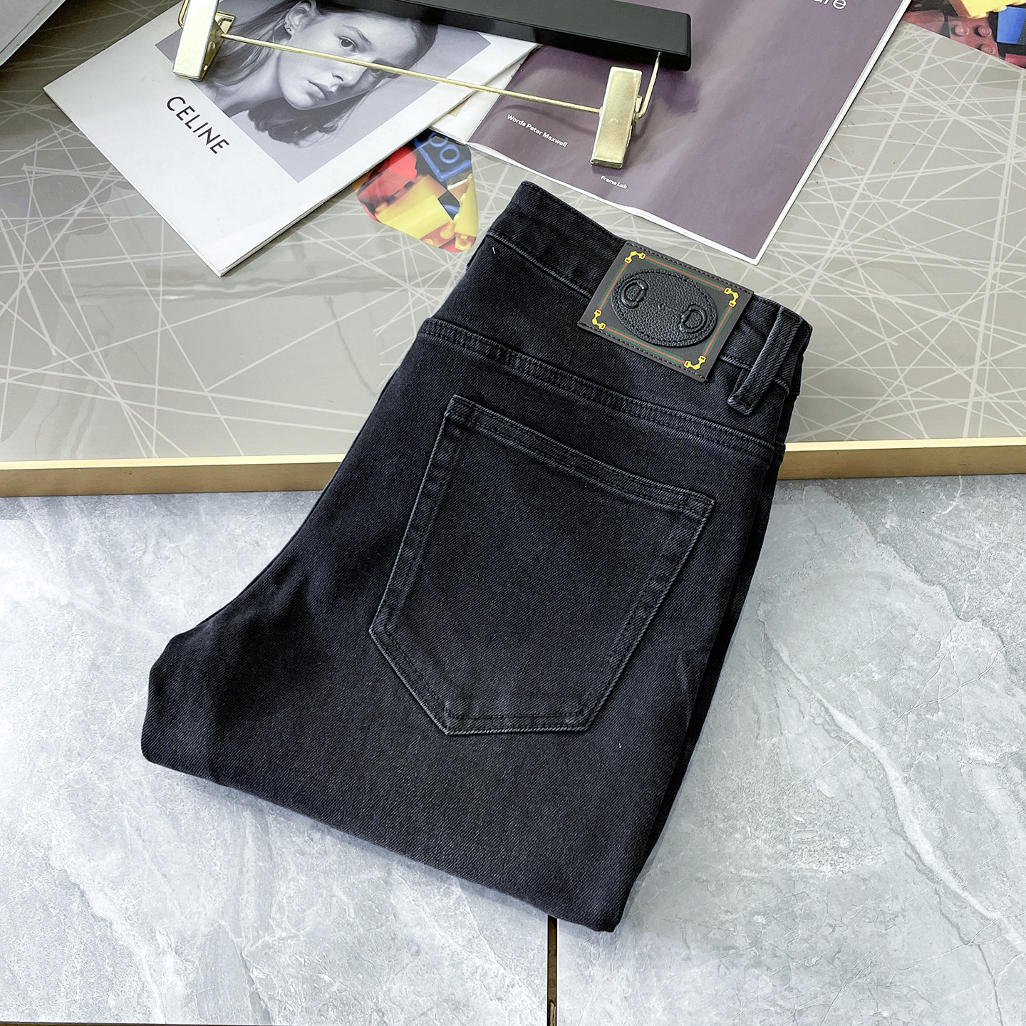 NO:601462,Gucci - 2025ss Year of the Snake Autumn and Winter Jeans. Original 1:1 production, the perfect choice for daily necessities, simple and stylish, custom-made imported denim fabric, heavy washing process, complex workmanship and exquisite craftsmanship. Easily cater to the needs of the four seasons, soft and elastic to the touch, smooth and neat, original accessories and hardware, comfortable upper body, very easy to wear and durable, size 29-38, jeans, alexander wang19860909古奇 - 2025ss蛇年秋冬牛仔裤.原单1:1制作,日常必备的完美之选,简单大气亦时尚有型,定制进口丹宁面料 ,重工洗水工艺,做工复杂工艺精湛.轻松迎合四季需要,手感柔软带弹力,流畅利落,原版辅料五金,上身舒适非常易搭耐看码数29-38,,jeans,alexander wang,Men's clothing