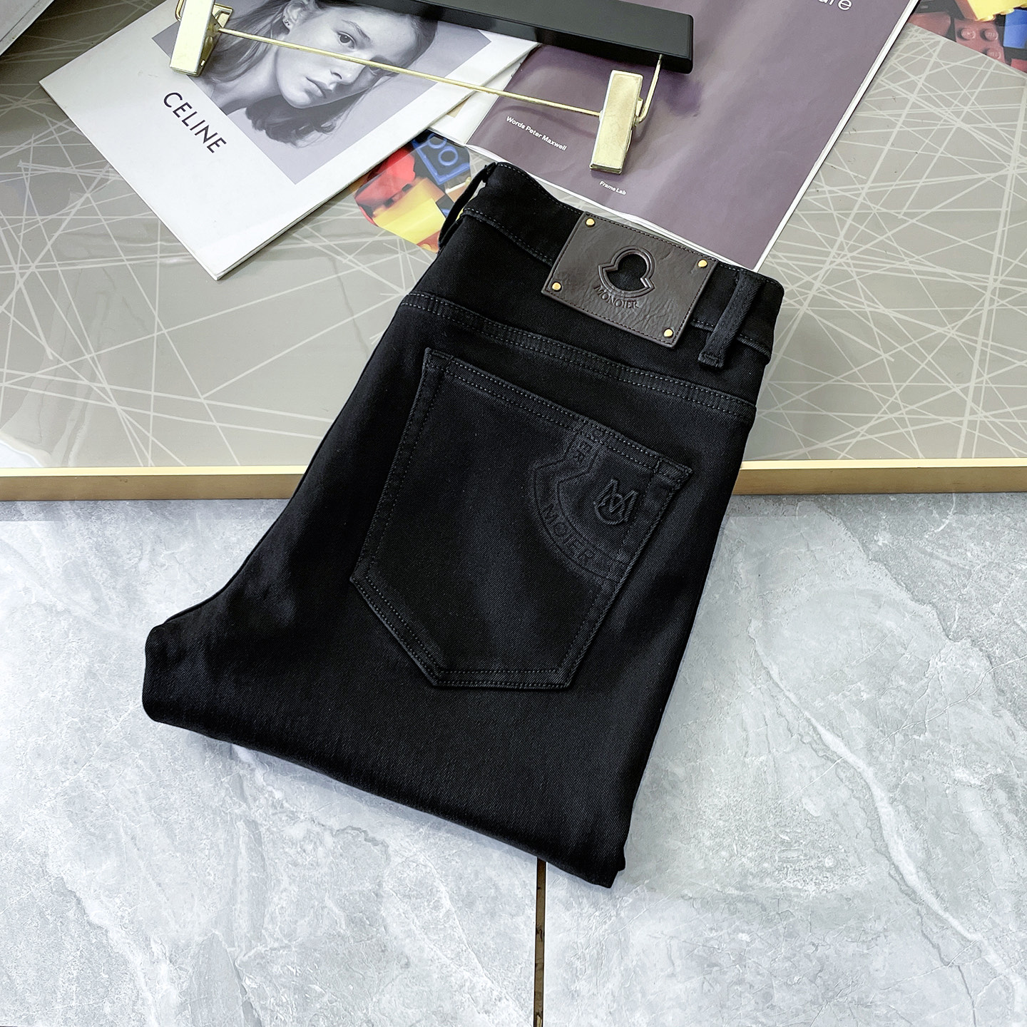 NO:601472,Mengkou - 2025ss Year of the Snake Autumn and Winter Jeans. Original 1:1 production, the perfect choice for daily essentials, simple and stylish, custom imported denim fabric, heavy washing process, complex workmanship and exquisite craftsmanship. Easily cater to the needs of the four seasons, soft and elastic to the touch, smooth and neat, original accessories and hardware, comfortable upper body, very easy to wear and durable, size 29-38, Moncler, jeans, alexander wang19860909蒙口 - 2025ss蛇年秋冬牛仔裤.原单1:1制作,日常必备的完美之选,简单大气亦时尚有型,定制进口丹宁面料 ,重工洗水工艺,做工复杂工艺精湛.轻松迎合四季需要,手感柔软带弹力,流畅利落,原版辅料五金,上身舒适非常易搭耐看码数29-38,,Moncler,jeans,alexander wang,Men's clothing