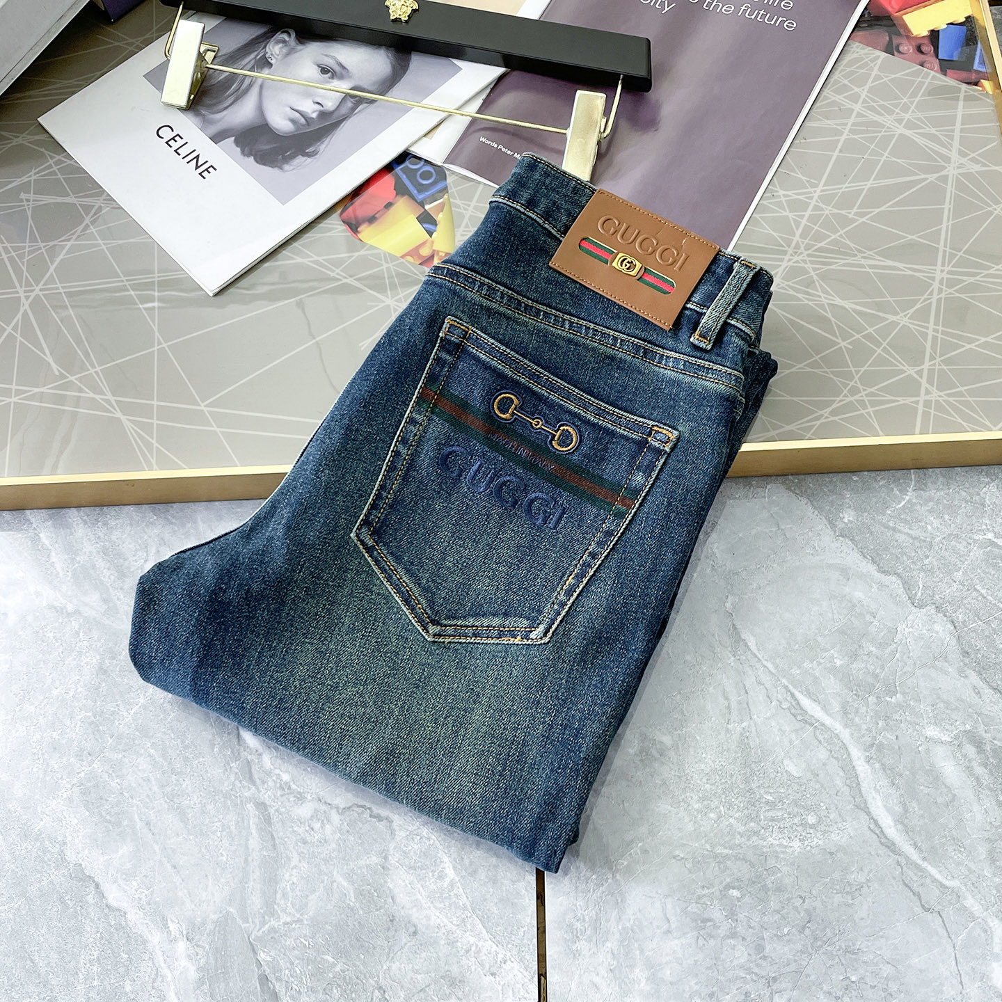 NO:601458,Gucci - 2025ss Year of the Snake Autumn and Winter Jeans. Original 1:1 production, the perfect choice for daily necessities, simple and stylish, custom-made imported denim fabric, heavy washing process, complex workmanship and exquisite craftsmanship. Easily cater to the needs of the four seasons, soft and elastic to the touch, smooth and neat, original accessories and hardware, comfortable upper body, very easy to wear and durable, size 29-38, jeans, alexander wang19860909古奇 - 2025ss蛇年秋冬牛仔裤.原单1:1制作,日常必备的完美之选,简单大气亦时尚有型,定制进口丹宁面料 ,重工洗水工艺,做工复杂工艺精湛.轻松迎合四季需要,手感柔软带弹力,流畅利落,原版辅料五金,上身舒适非常易搭耐看码数29-38,,jeans,alexander wang,Men's clothing