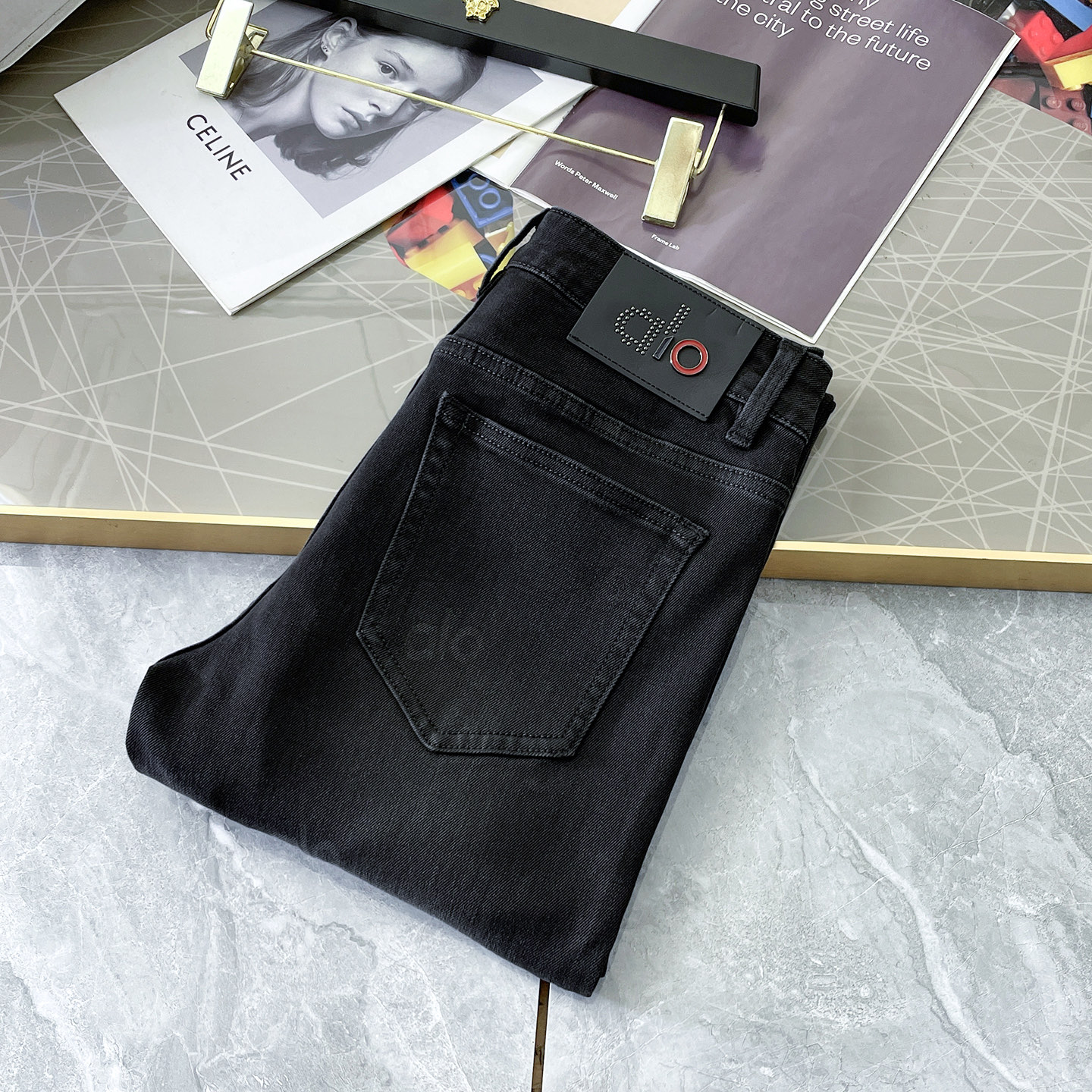 NO:601466,alo - 2025ss Year of the Snake Autumn and Winter Jeans. Original 1:1 production, the perfect choice for daily necessities, simple and stylish, custom imported denim fabric, heavy washing process, complex workmanship and exquisite craftsmanship. Easily cater to the needs of the four seasons, soft and elastic to the touch, smooth and neat, original accessories and hardware, comfortable upper body, very easy to wear and durable, size 29-38, jeans, alexander wang19860909alo - 2025ss蛇年秋冬牛仔裤.原单1:1制作,日常必备的完美之选,简单大气亦时尚有型,定制进口丹宁面料 ,重工洗水工艺,做工复杂工艺精湛.轻松迎合四季需要,手感柔软带弹力,流畅利落,原版辅料五金,上身舒适非常易搭耐看码数29-38,,jeans,alexander wang,Men's clothing