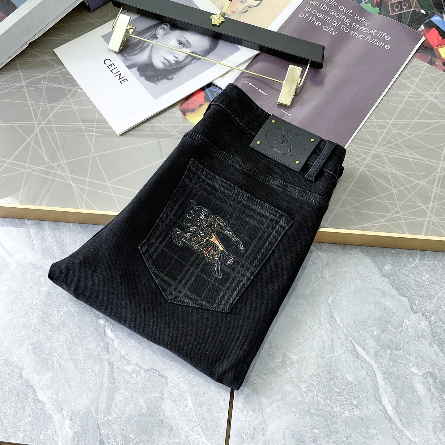 NO:601460,Burberry - 2025ss Year of the Snake Autumn and Winter Jeans. Original 1:1 production, a perfect choice for daily necessities, simple and stylish, custom imported denim fabric, heavy washing process, complex workmanship and exquisite craftsmanship. Easily cater to the needs of the four seasons, soft and elastic to the touch, smooth and neat, original accessories and hardware, comfortable upper body, very easy to wear and durable, size 29-38, burberry,jeans,alexander wang19860909巴宝莉 - 2025ss蛇年秋冬牛仔裤.原单1:1制作,日常必备的完美之选,简单大气亦时尚有型,定制进口丹宁面料 ,重工洗水工艺,做工复杂工艺精湛.轻松迎合四季需要,手感柔软带弹力,流畅利落,原版辅料五金,上身舒适非常易搭耐看码数29-38,,burberry,jeans,alexander wang,Men's clothing