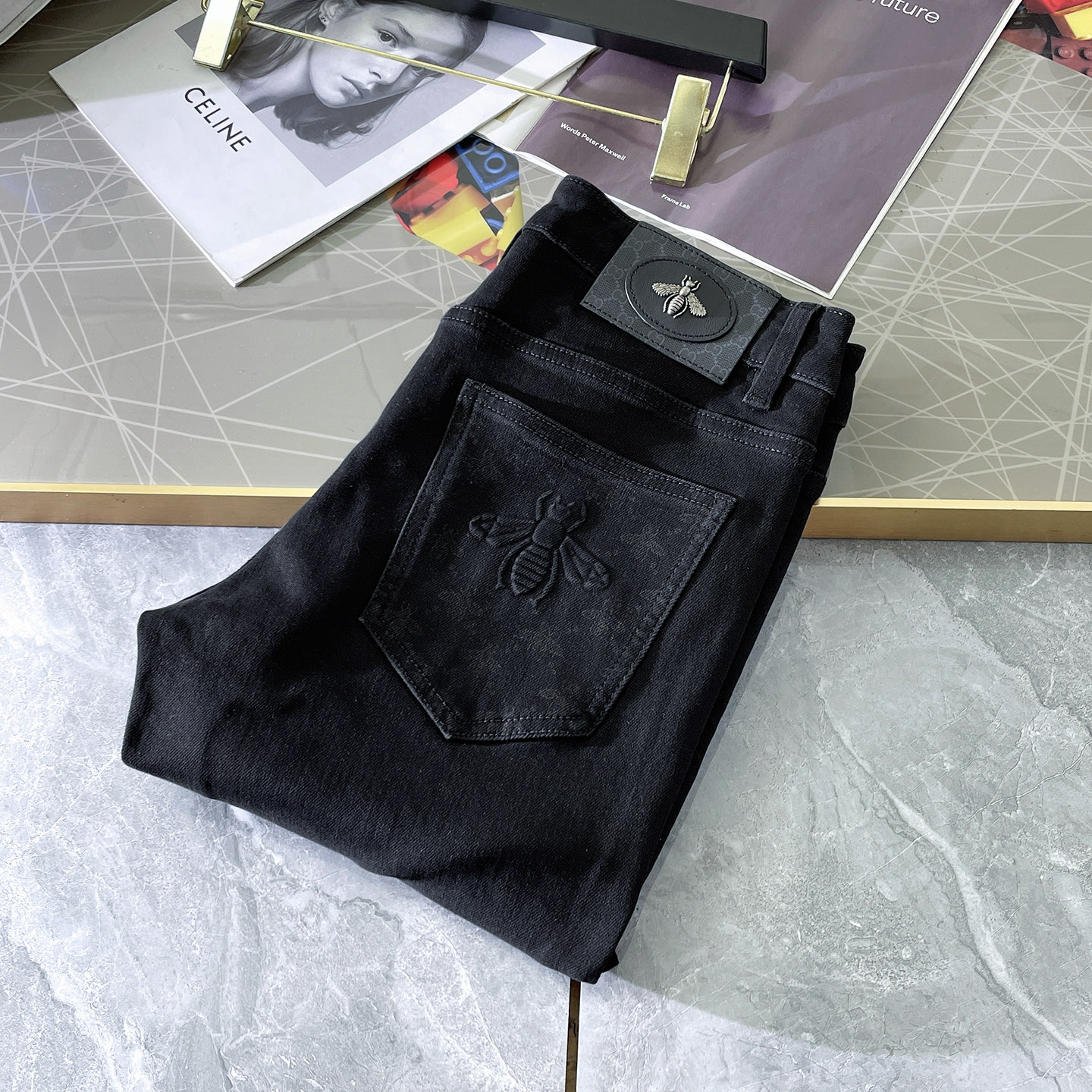 NO:690981,Gucci - 2025ss Year of the Snake Autumn and Winter Jeans. Original 1:1 production, a perfect choice for daily necessities, simple and stylish, custom imported denim fabric, heavy washing process, complex workmanship and exquisite craftsmanship. Easily cater to the needs of the four seasons, soft and elastic to the touch, smooth and neat, original accessories and hardware, comfortable upper body, very easy to wear and durable, size 29-38,,jeans,19860909古奇 - 2025ss蛇年秋冬牛仔裤.原单1:1制作,日常必备的完美之选,简单大气亦时尚有型,定制进口丹宁面料 ,重工洗水工艺,做工复杂工艺精湛.轻松迎合四季需要,手感柔软带弹力,流畅利落,原版辅料五金,上身舒适非常易搭耐看码数29-38,,jeans,,Men's clothing