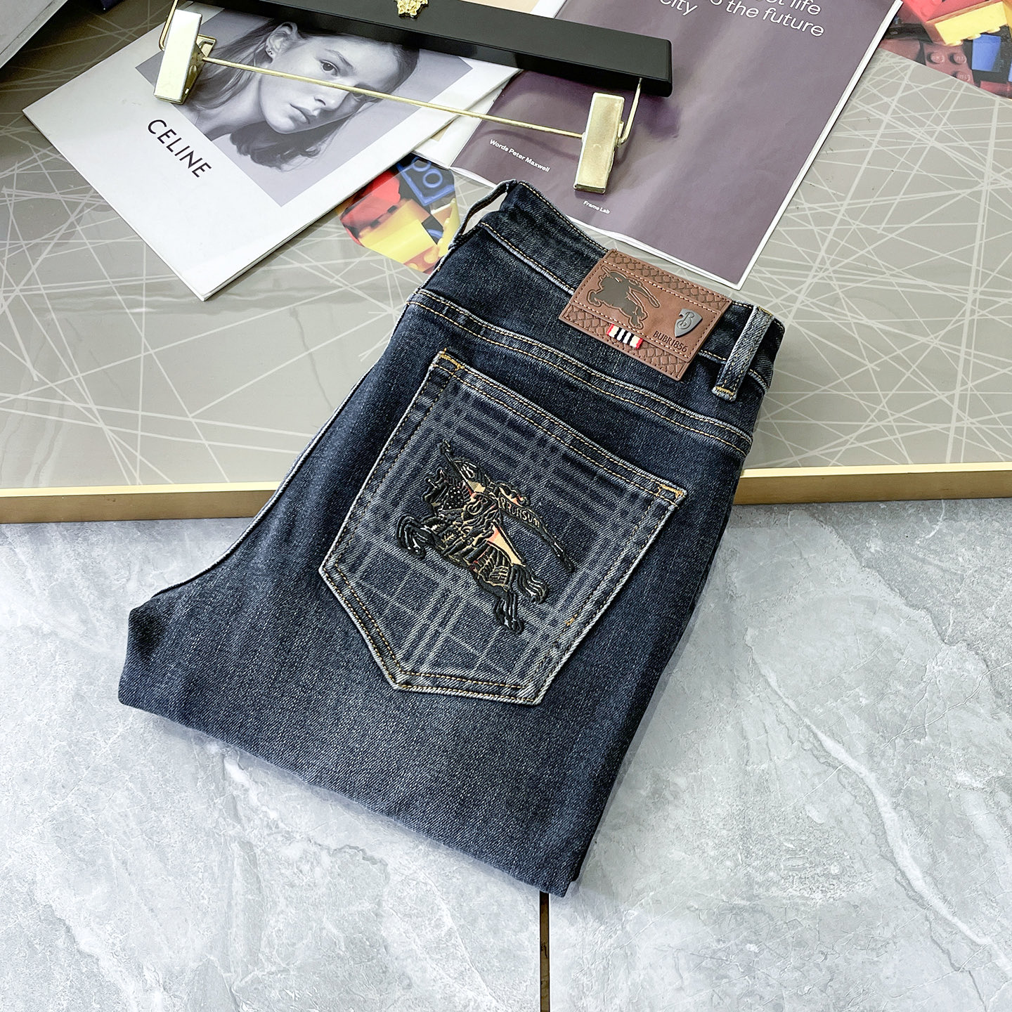 NO:601478,Burberry - 2025ss Year of the Snake Autumn and Winter Jeans. Original 1:1 production, a perfect choice for daily necessities, simple and stylish, custom imported denim fabric, heavy washing process, complex workmanship and exquisite craftsmanship. Easily cater to the needs of the four seasons, soft and elastic to the touch, smooth and neat, original accessories and hardware, comfortable upper body, very easy to wear and durable, size 29-38, burberry,jeans,alexander wang19860909巴宝莉 - 2025ss蛇年秋冬牛仔裤.原单1:1制作,日常必备的完美之选,简单大气亦时尚有型,定制进口丹宁面料 ,重工洗水工艺,做工复杂工艺精湛.轻松迎合四季需要,手感柔软带弹力,流畅利落,原版辅料五金,上身舒适非常易搭耐看码数29-38,,burberry,jeans,alexander wang,Men's clothing