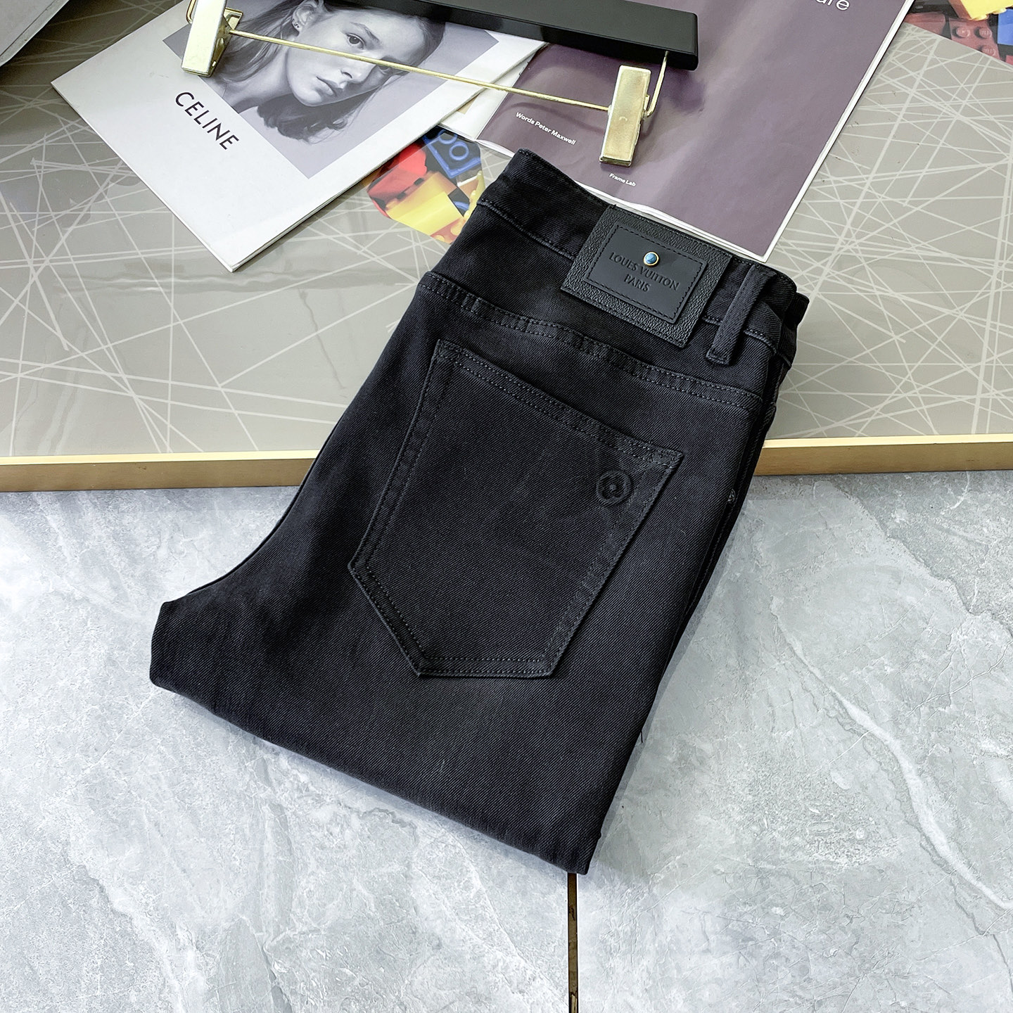 NO:601481,LV - 2025ss Year of the Snake Autumn and Winter Jeans. Original 1:1 production, the perfect choice for daily necessities, simple and stylish, custom imported denim fabric, heavy washing process, complex workmanship and exquisite craftsmanship. Easily cater to the needs of the four seasons, soft and elastic to the touch, smooth and neat, original accessories and hardware, comfortable upper body, very easy to wear and durable, size 29-38, louis vuitton, jeans, alexander wang19860909LV - 2025ss蛇年秋冬牛仔裤.原单1:1制作,日常必备的完美之选,简单大气亦时尚有型,定制进口丹宁面料 ,重工洗水工艺,做工复杂工艺精湛.轻松迎合四季需要,手感柔软带弹力,流畅利落,原版辅料五金,上身舒适非常易搭耐看码数29-38,,louis vuitton,jeans,alexander wang,Men's clothing