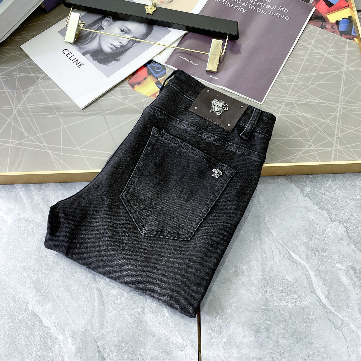 NO:601484,Versace - 2025ss Year of the Snake Autumn and Winter Jeans. Original 1:1 production, a perfect choice for daily essentials, simple and stylish, custom imported denim fabric, heavy washing process, complex workmanship and exquisite craftsmanship. Easily cater to the needs of the four seasons, soft and elastic to the touch, smooth and neat, original accessories and hardware, comfortable upper body, very easy to wear and durable, size 29-38, versace,jeans,alexander wang19860909范思哲 - 2025ss蛇年秋冬牛仔裤.原单1:1制作,日常必备的完美之选,简单大气亦时尚有型,定制进口丹宁面料 ,重工洗水工艺,做工复杂工艺精湛.轻松迎合四季需要,手感柔软带弹力,流畅利落,原版辅料五金,上身舒适非常易搭耐看码数29-38,,versace,jeans,alexander wang,Men's clothing