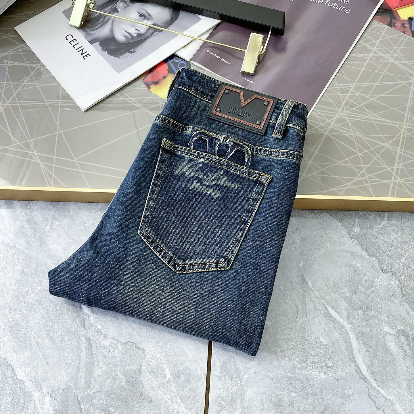 NO:601475,Valentino - 2025ss Snake Autumn and Winter Jeans. Original 1:1 production, a perfect choice for daily necessities, simple and stylish, custom imported denim fabric, heavy washing process, complex workmanship and exquisite craftsmanship. Easily cater to the needs of the four seasons, soft and elastic to the touch, smooth and neat, original accessories and hardware, comfortable upper body, very easy to wear and durable, code number 29-38,,valentino,jeans,alexander wang19860909华伦天奴 - 2025ss蛇年秋冬牛仔裤.原单1:1制作,日常必备的完美之选,简单大气亦时尚有型,定制进口丹宁面料 ,重工洗水工艺,做工复杂工艺精湛.轻松迎合四季需要,手感柔软带弹力,流畅利落,原版辅料五金,上身舒适非常易搭耐看码数29-38,,valentino,jeans,alexander wang,Men's clothing