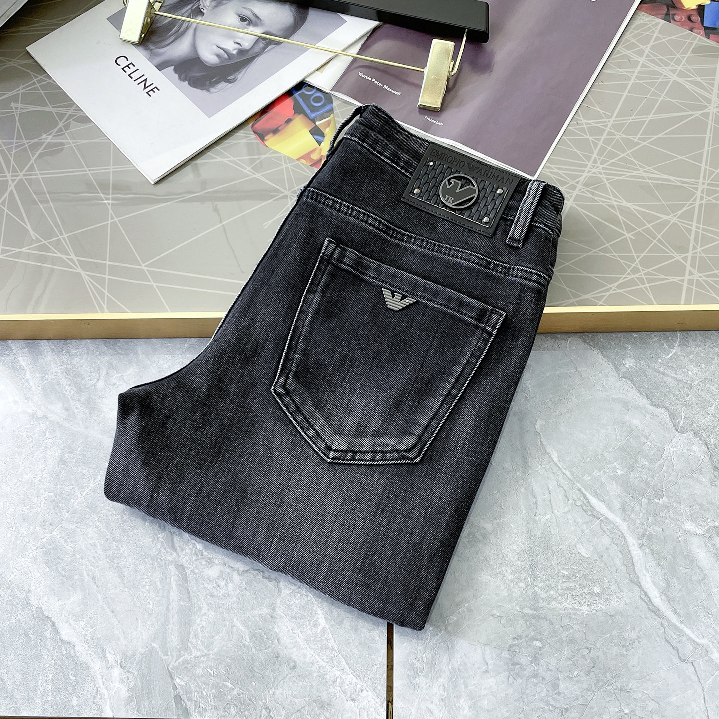 NO:601487,Armani - 2025ss Snake Autumn and Winter Jeans. Original 1:1 production, the perfect choice for daily essentials, simple and stylish, custom imported denim fabric, heavy washing process, complex workmanship and exquisite craftsmanship. Easily cater to the needs of the four seasons, soft and elastic to the touch, smooth and neat, original accessories and hardware, comfortable upper body, very easy to wear and durable, size 29-38, armani,jeans,alexander wang19860909阿玛尼 - 2025ss蛇年秋冬牛仔裤.原单1:1制作,日常必备的完美之选,简单大气亦时尚有型,定制进口丹宁面料 ,重工洗水工艺,做工复杂工艺精湛.轻松迎合四季需要,手感柔软带弹力,流畅利落,原版辅料五金,上身舒适非常易搭耐看码数29-38,,armani,jeans,alexander wang,Men's clothing