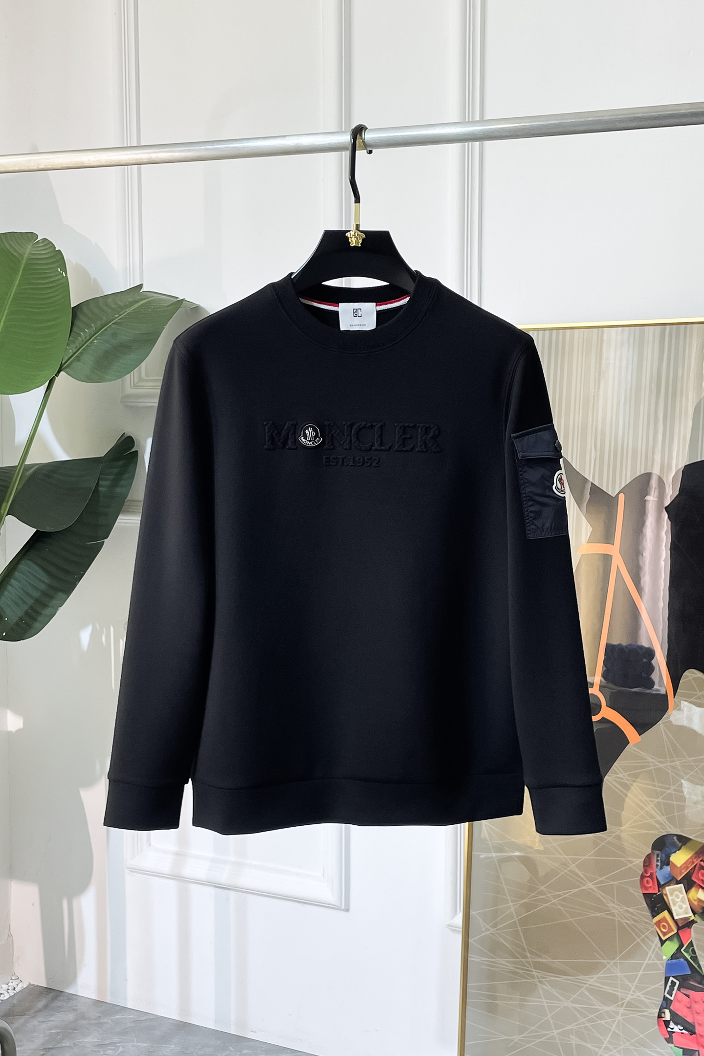 NO:690988,Meng Mouth - 2025SS hot new style in autumn, the highest version of fashionable pullover sweatshirt, a classic that must be released every year. Favored and respected by major stars, it uses high-end European cotton blended fabrics, heavy craftsmanship, original hardware accessories and logo design, soft and smooth, and dense texture!  Stylish upper body!  One of the impeccable must-have styles for autumn!  M-3XL maximum weight!  ,,Moncler,hoodie,sweatshirts,19860909蒙口 - 2025ss秋季大爆新款,最高版本时尚套头卫衣、每年必出的经典之作.受各大明星的青睐推崇,精选高端欧棉混纺面料,重工艺制作,原版五金辅料logo设计,柔软顺滑,质地密实！上身时尚有型！秋季无可挑剔必选款式之一！M-3XL 最大穿斤！,,Moncler,hoodie,sweatshirts,,Men's clothing