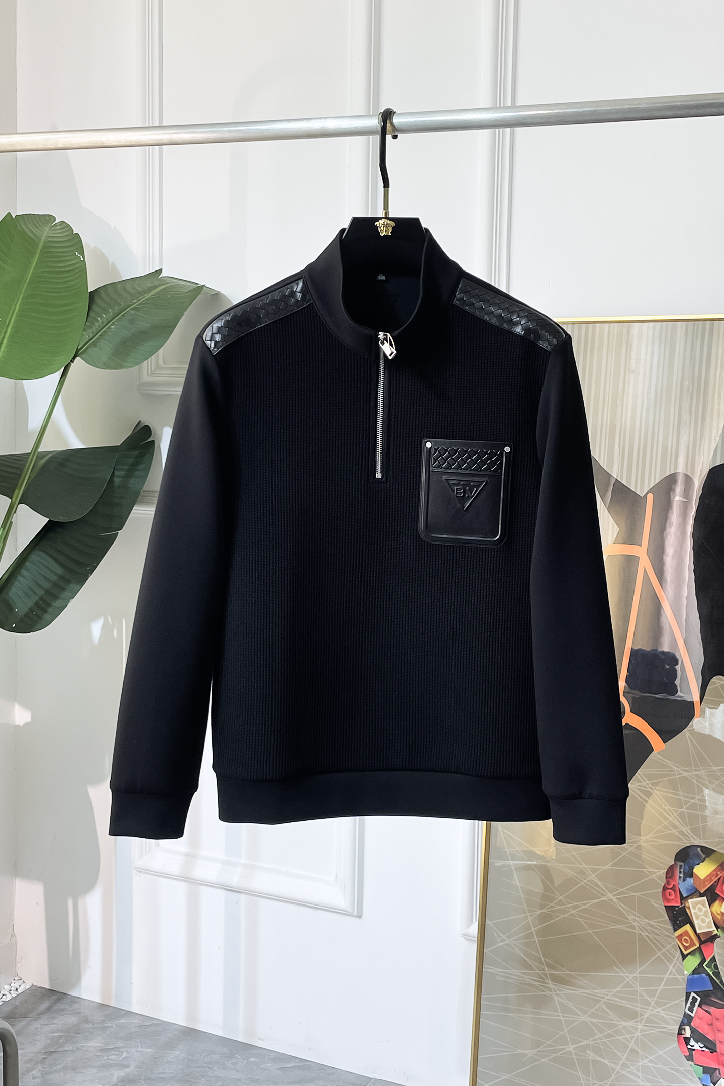 NO:601490,BV - 2025ss Autumn hot new style, the highest version of fashionable leather sweatshirt T-shirt, a classic that must be released every year. Favored and respected by major stars, it uses high-end European cotton blended fabrics, heavy craftsmanship, original hardware accessories logo design, soft and smooth, and dense texture!  Stylish upper body!  One of the impeccable must-have styles for autumn!  M-3XL,,bottega veneta,hoodie,sweatshirts,tees,t-shirt,alexander wang19860909BV - 2025ss秋季大爆新款,最高版本时尚拼皮卫衣T恤、每年必出的经典之作.受各大明星的青睐推崇,精选高端欧棉混纺面料,重工艺制作,原版五金辅料logo设计,柔软顺滑,质地密实！上身时尚有型！秋季无可挑剔必选款式之一！M-3XL,,bottega veneta,hoodie,sweatshirts,tees，t-shirt,alexander wang,Men's clothing