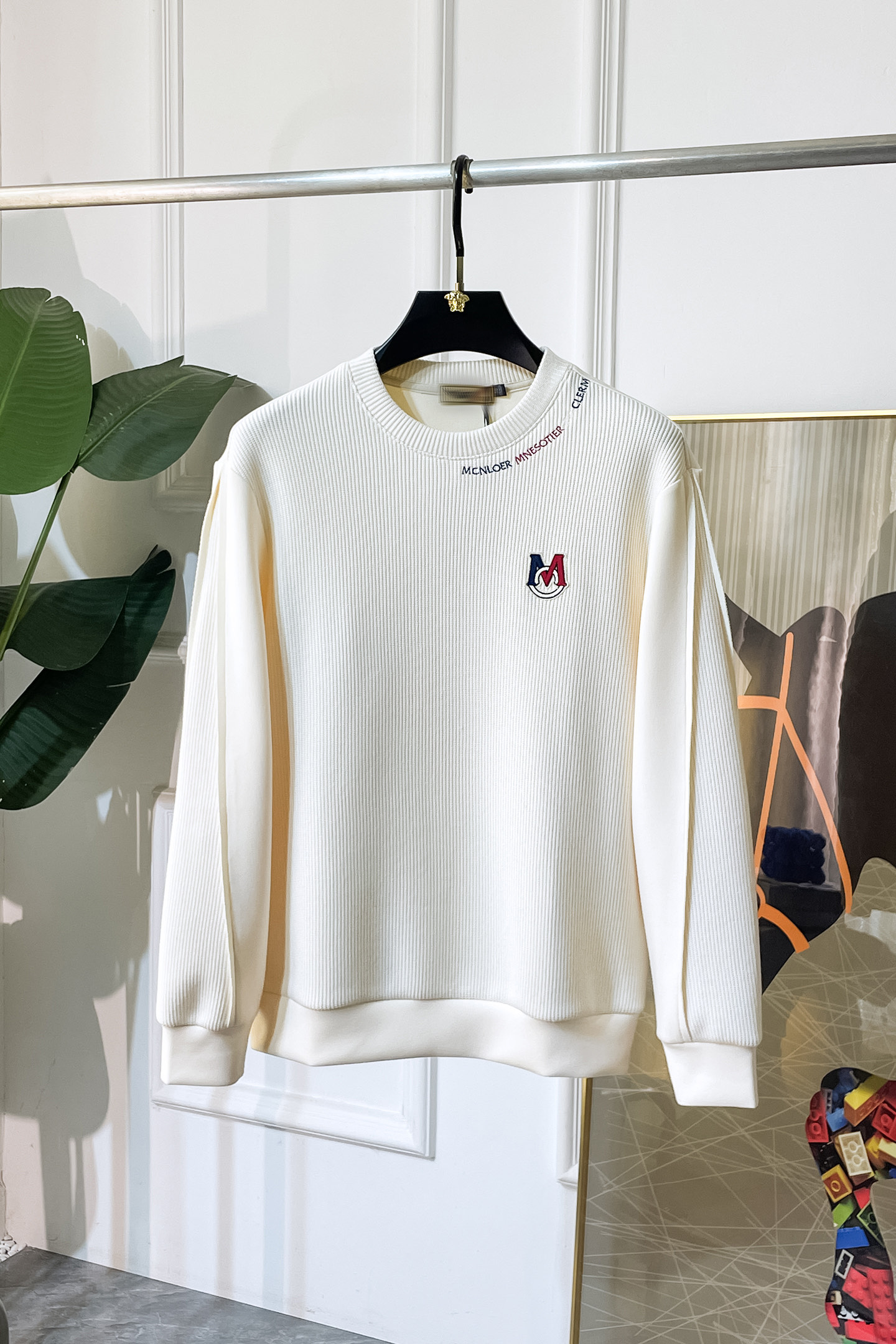 NO:601470,Mengkou - 2025ss hot new style in autumn, the highest version of fashionable pullover sweatshirt and T-shirt, a classic that must be released every year. Favored and respected by major stars, it is a selection of high-end European cotton blended fabrics, made with heavy craftsmanship, original hardware accessories logo design, soft and smooth, and dense texture!  Stylish upper body!  One of the impeccable must-have styles for autumn!  M-3XL,,Moncler,hoodie,sweatshirts,tees,t-shirt,alexander wang19860909蒙口- 2025ss秋季大爆新款,最高版本时尚套头卫衣T恤、每年必出的经典之作.受各大明星的青睐推崇,精选高端欧棉混纺面料,重工艺制作,原版五金辅料logo设计,柔软顺滑,质地密实！上身时尚有型！秋季无可挑剔必选款式之一！M-3XL,,Moncler,hoodie,sweatshirts,tees，t-shirt,alexander wang,Men's clothing