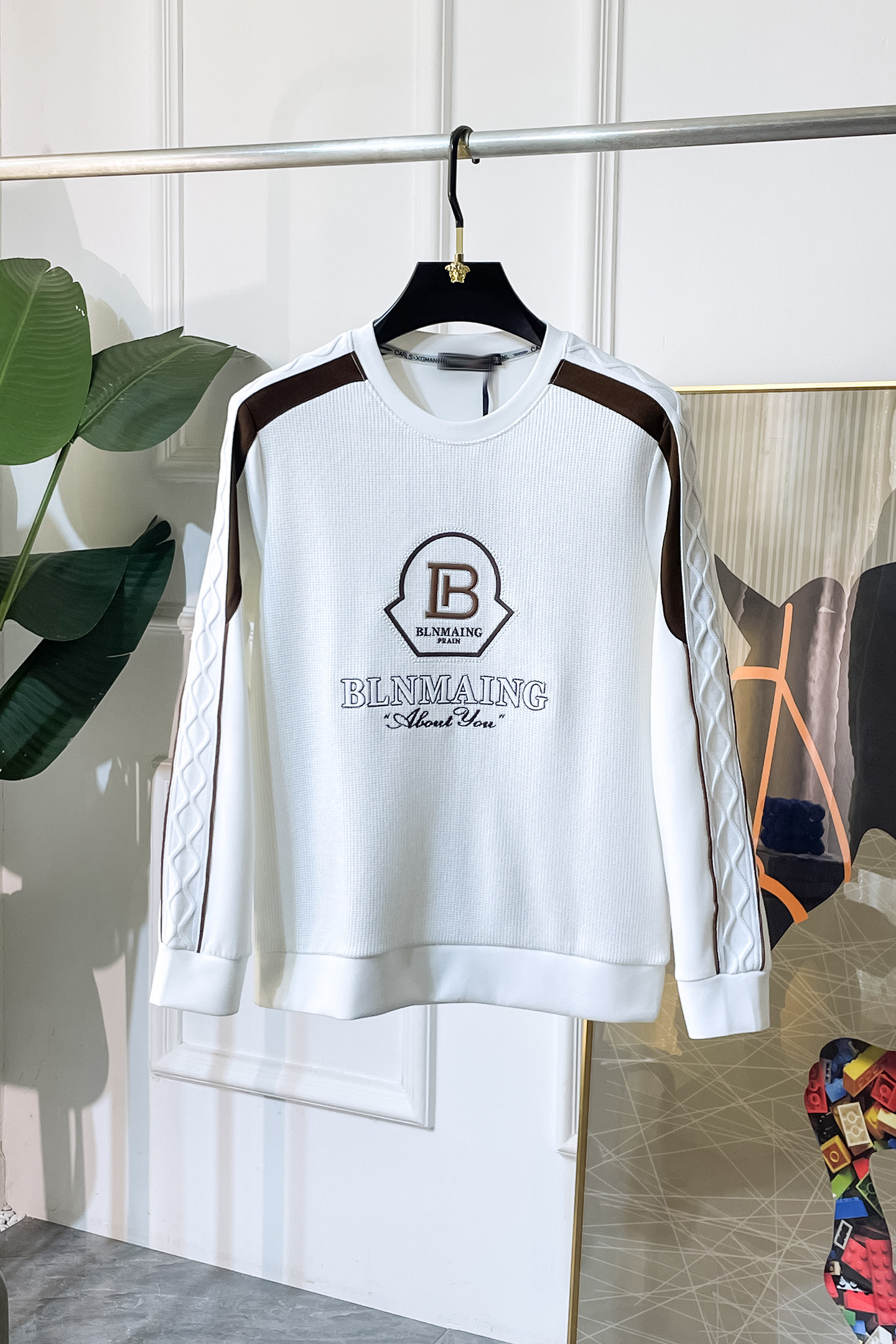 NO:690970,Balmain - 2025ss hot new style in autumn, the highest version of fashionable pullover sweatshirt and T-shirt, a classic that must be released every year. Favored and respected by major stars, it is a selection of high-end European cotton blended fabrics, made with heavy craftsmanship, original hardware accessories logo design, soft and smooth, and dense texture!  Stylish upper body!  One of the impeccable must-have styles for autumn!  M-3XL,,balmain,hoodie,sweatshirts,tees,t-shirt,19860909巴尔曼- 2025ss秋季大爆新款,最高版本时尚套头卫衣T恤、每年必出的经典之作.受各大明星的青睐推崇,精选高端欧棉混纺面料,重工艺制作,原版五金辅料logo设计,柔软顺滑,质地密实！上身时尚有型！秋季无可挑剔必选款式之一！M-3XL,,balmain,hoodie,sweatshirts,tees，t-shirt,,Men's clothing