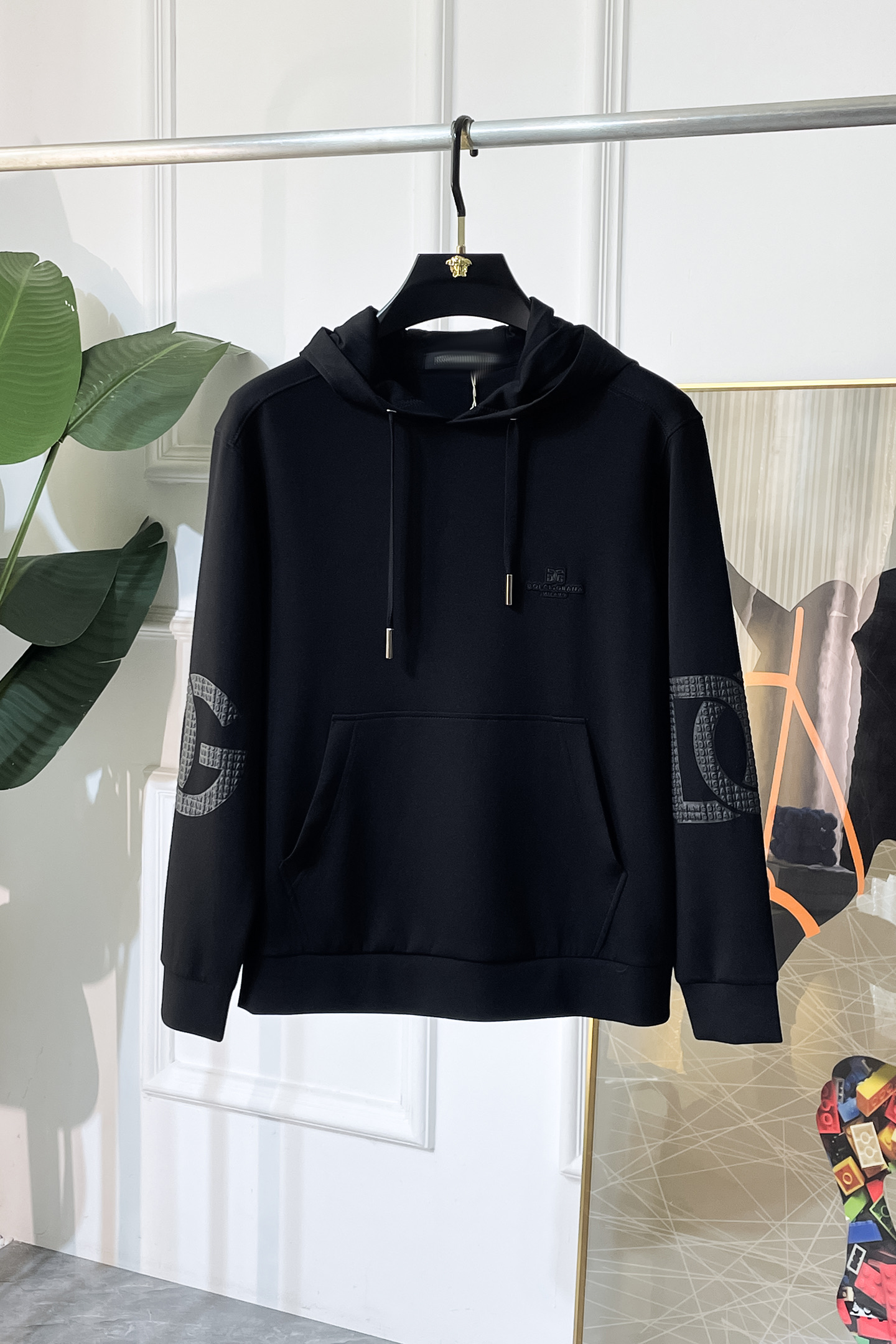 NO:601493,DG - 2025ss autumn hot new model, the highest version of fashionable pullover sweatshirt and T-shirt, a classic that must be released every year. Favored and respected by major stars, it uses high-end European cotton blended fabrics, heavy craftsmanship, original hardware accessories logo design, soft and smooth, and dense texture!  Stylish upper body!  One of the impeccable must-have styles for autumn!  M-3XL,,hoodie,sweatshirts,tees,t-shirt,alexander wang19860909DG - 2025ss秋季大爆新款,最高版本时尚套头卫衣T恤、每年必出的经典之作.受各大明星的青睐推崇,精选高端欧棉混纺面料,重工艺制作,原版五金辅料logo设计,柔软顺滑,质地密实！上身时尚有型！秋季无可挑剔必选款式之一！M-3XL,,hoodie,sweatshirts,tees，t-shirt,alexander wang,Men's clothing