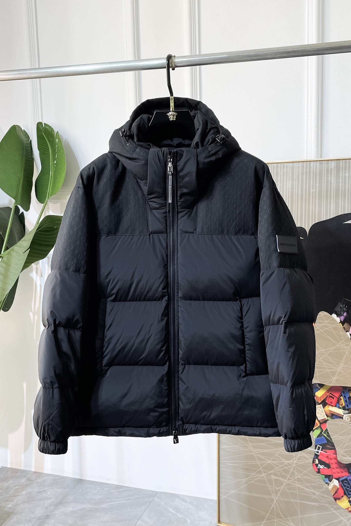 NO:601399,The highest version!  Pay attention to detail comparison. Pay attention to the details of the high version. 1V25FW autumn and winter new dark pattern old flower splicing zipper down, same style for men and women, sleeves and arms, rubber nameplate, detachable hooded stand collar!  Trading company channels are rare and available on the official website simultaneously!  V's new down is a popular fashion item this winter. It not only has excellent thermal insulation properties, but also incorporates the brand's classic elements, showing a unique fashionable and high-end feel!  The fabric is made of customized high-density technical fiber blended material, which has excellent windproof, waterproof and velvet-proof capabilities!  This means you can wear it outside in the cold winter months and stay dry and warm whether it's windy, rainy or snowy!  The shoulder sleeves are spliced ​​with three-dimensional presbyopic dark pattern fabrics. The collision between two different fabrics creates a fashionable and high-end visual effect!  This design not only increases the overall sense of layering, but also makes you look more outstanding when wearing it!  The interior is filled with European standard imported 90 white goose down, which is divided into sections through horizontal quilting technology, making the texture full and fluffy. It not only provides sufficient warmth, but also maintains a light feeling, making you more comfortable and comfortable when wearing it!  The placket zipper puller and the rubber nameplate on the sleeve arm echo each other, as well as the hardware accessories engraved with the brand logo, showing luxurious and elegant details!  The casual and versatile style and detachable hooded stand-up collar design allow both boys and girls to easily interpret different styles, making you the center of attention in different occasions!  Comes with high-end dust bag packaging!  Color Black Size 48-56,,down jacket,hats,alexander wang19860909最高版本！注意细节对比 高版本认准细节 1V25FW秋冬新款暗纹老花拼接拉链羽绒,男女同款袖臂橡胶铭牌可拆卸连帽立领！贸易公司渠道稀出,同步官网发售！V家全新羽绒是今年冬季的热门时尚单品,这款不仅拥有出色的保暖性能,还融合了品牌的经典元素,展现出独特的时髦高级感！ 面料采用了客供定制的高密度科技纤维混纺材质,具有优越的防风防水以及防钻绒的能力！这意味着在寒冷的冬季,您可以放心穿着它外出,无论是风雨交加还是大雪纷飞,都能保持干燥和温暖！肩袖处采用了立体老花暗纹面料进行拼接,两种不同面料间的碰撞营造出了时尚高级的视觉效果！这种设计不仅增加了整体的层次感,也让您在穿着时更加出彩！ 内里填充的是欧标进口90白鹅绒,经过横向绗缝工艺进行分格填充,使得的质感饱满蓬松,不仅能提供充足的保暖效果,还能保持轻盈的感觉,让您在穿着时更加舒适自在！门襟拉链头和袖臂上橡胶铭牌相呼应,以及刻有品牌Logo的五金辅料,尽显奢华考究的细节！休闲百搭的版型,可拆卸式连帽立领设计,无论是男生还是女生,都可以轻松演绎出不同的风格,让您在不同场合中都能成为焦点！配备高端防尘袋包装！ 颜色黑色 尺码48-56,,down jacket,hats,alexander wang,Men's clothing