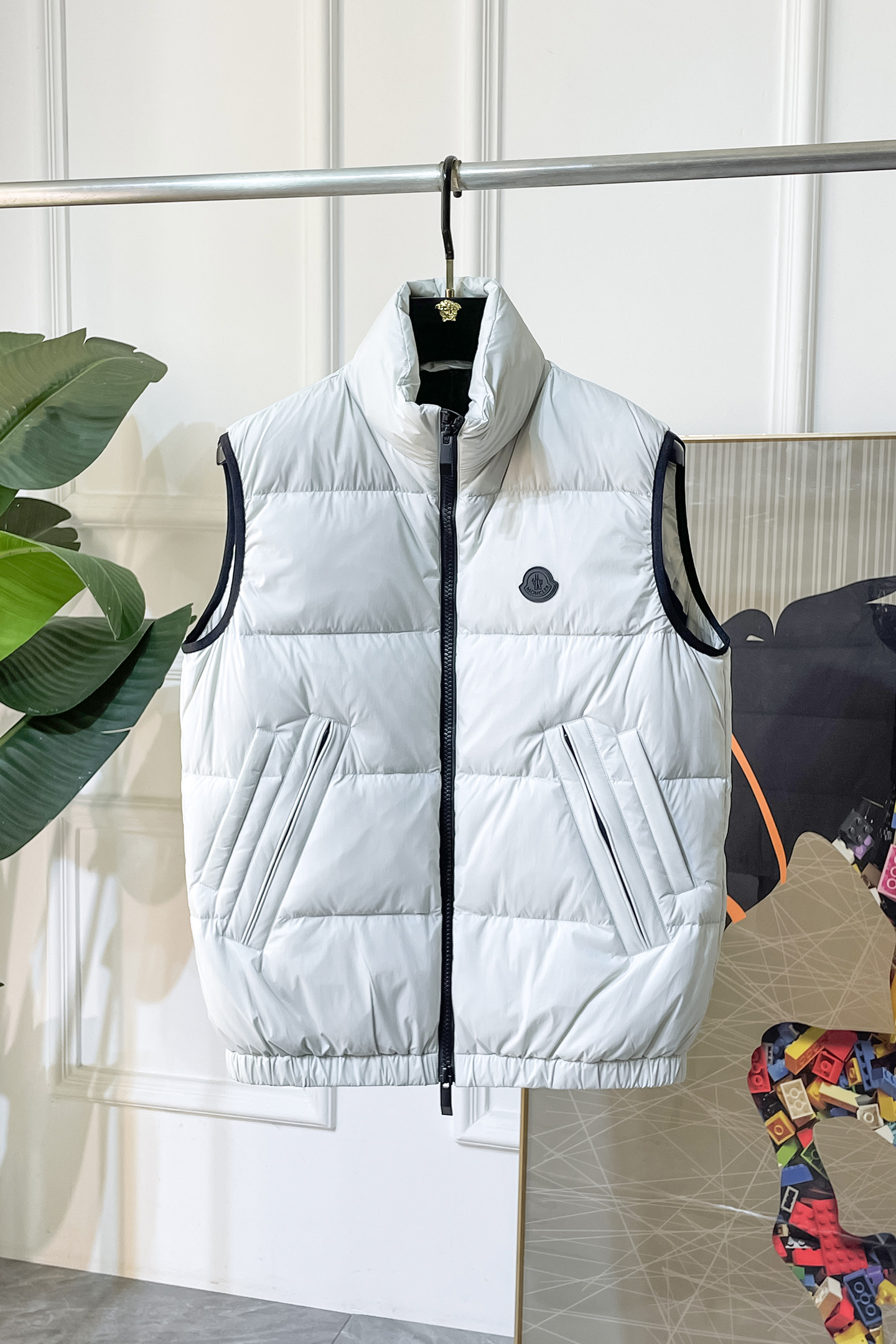 NO:601485,Gucci - 2025ss new autumn and winter products, foreign trade company order, simple style fashionable down vest, imported original high-quality fiber blended fabric, filled with 95 white duck down inside!  The sag and gloss are definitely refreshing and make you look more youthful and energetic. The workmanship is neat and smooth. All the hardware accessories are supplied by customers and come with top-grade accessories. At first glance, they are high-end fabrics. These fabrics are all custom-woven and there is nothing picky about them on the outside. This kind of jacket is for regular wear and is very practical. Sizes M-3XL, jackets & coats, down jacket, alexander wang19860909古奇 - 2025ss秋冬新品外贸公司订单 简约风格时尚羽绒马甲 进口原版高品质纤维混纺面料,内里填充95白鸭绒！垂度和光泽绝对是提气,更显青春活力,车工走线整齐平整,所有五金附料都是客供带顶级配件 一看就是高档的面料 这种面料都是定织的 外面根本就没有 无任何有挑剔的地方 这样的一件外套属于常备常穿的,实用性很强.尺码M-3XL,,jackets & coats,down jacket,alexander wang,Men's clothing