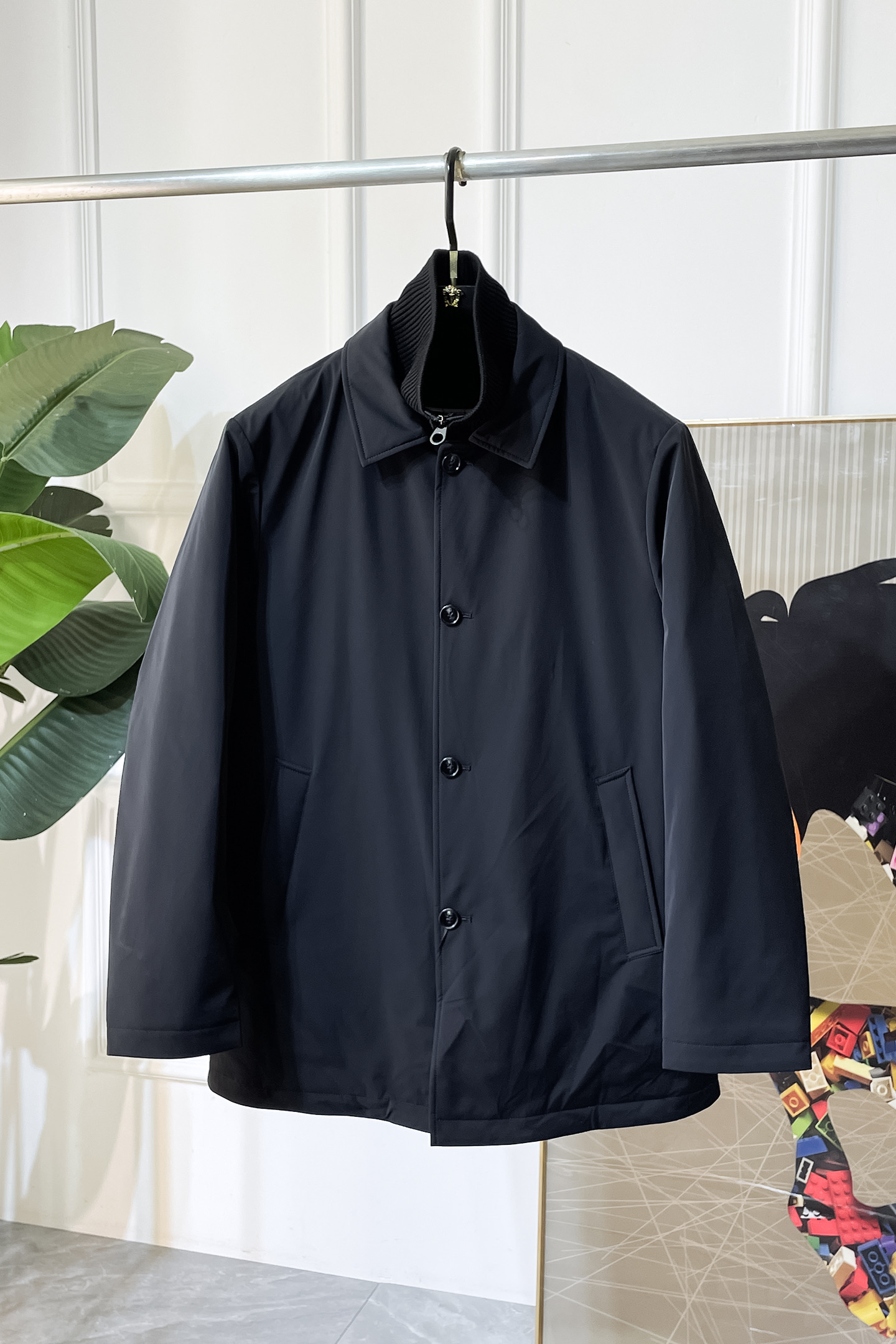 NO:601482,LP Noyo -  2025 new winter men's down jacket, high-quality design, is a must-have for any man, handsome and handsome. Heavy craftsmanship, 90 down filling, but the fashion stance remains firm, first-class texture, crisp and slim. Classic lapel down, mature and stable style, fine texture, good gloss, and very clear texture, simple and elegant style, strong fashion, version leading the current trend, the upper body effect is very good, the fabric is novel and soft to the touch  Fearless and changeable, blooming in comfort and uniqueness. Calmly and confidently walk the way of urban men's spring clothing. Multi-touch fabric selection, showing the eclectic charm. The upper body will not have any wrinkles, the shape is excellent, the upper body is stylish and handsome, the customized accessories are iconic, and the details determine success or failure. Color picture size 48 - 56 can be worn up to 190 pounds.,,loro piana,jackets & coats,down jacket,alexander wang19860909LP诺悠 - 2025年冬季新款男士羽绒服外套,高品质设计,是任何男人都必备的王牌好货,帅气爆表.重工艺直冲工艺,90绒填充,但时尚立场坚挺如故,质感一流,挺括修身.经典翻领的羽绒,成熟稳重风,质感细腻,光泽感佳,且纹理非常清晰,款式简洁大气,时尚度强、版型引领当前趋势,上身效果非常好,面料新颖,手感软 无畏多变,舒适与独特中绽放.从容、自信游走都市型男春装之道.多重触感的面料选择,彰显不拘一格的魅力上身不会有任何褶皱,版型极好,上身有型帅气,定制辅料带有标志性,细节决定成败.颜色图色 尺码48 - 56 最大可穿到190斤.,,loro piana,jackets & coats,down jacket,alexander wang,Men's clothing