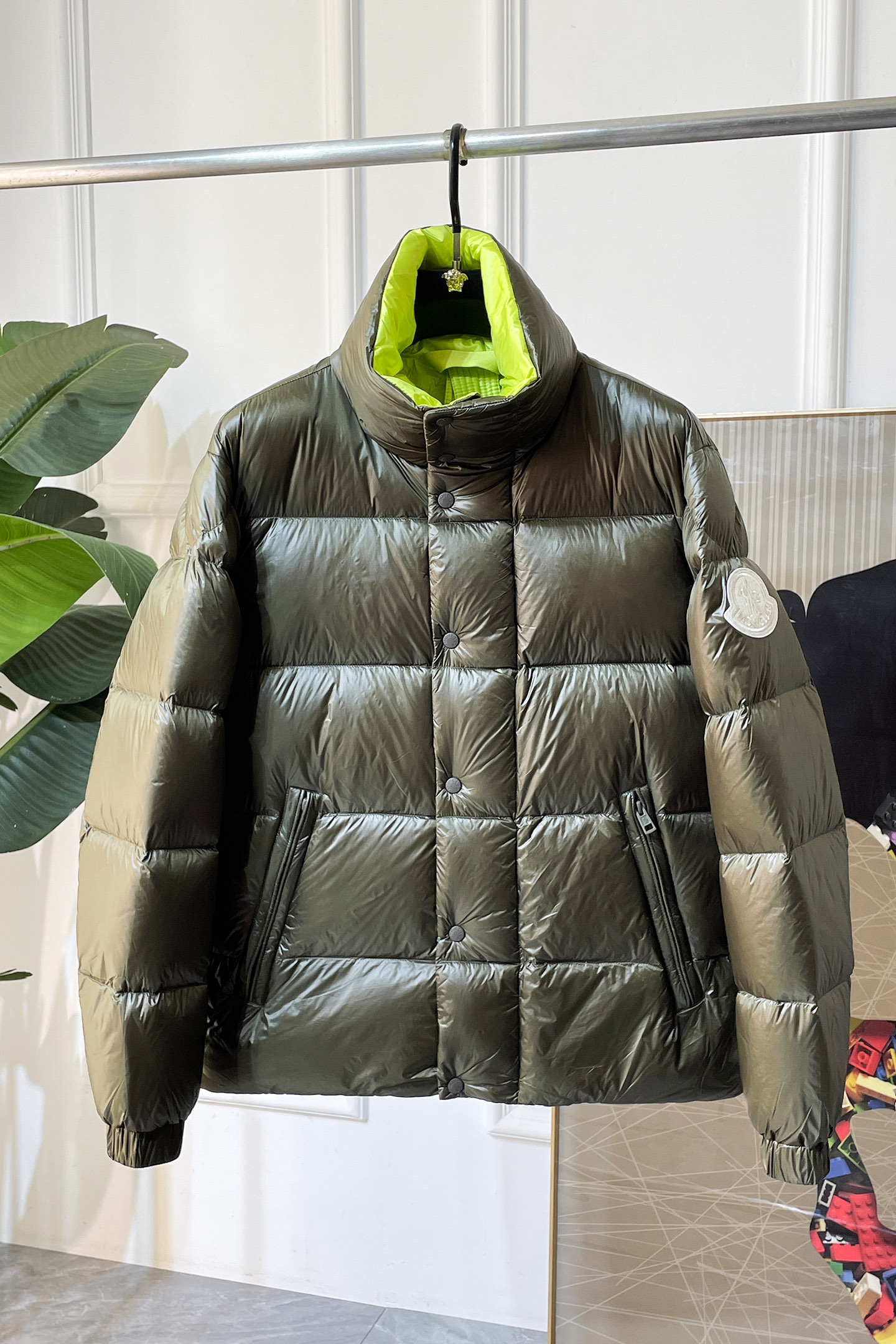 NO:601392,High version of the muzzle - the new goose down jacket for autumn and winter. This is known as the most expensive down jacket in the world, all made of 90% goose down. With a classic logo combination, it is full of visual impact at first sight. It has better thermal insulation performance, is light and not heavy, and has good loft recovery after compression, and it can gather heat and lock in temperature!  Personalized color matching design, fresh and energetic!  There are too many versions circulating in the market. In addition to the different fabrics and workmanship, the biggest difference is that the filling is not goose down at all but feather silk or velvet, etc., and it is not easy to distinguish for those who don’t understand. In addition, the fabrics and workmanship are definitely not of the same level. In short, look for us and you will never go astray. All the exclusive full colors are purchased from genuine development. If you understand the quality of our down jackets, you can safely recommend it with your eyes closed. The three standards are complete!  Uniform series for men and women!  Size M-3XL. Maximum wear is 195 pounds.,,Moncler,down jacket,alexander wang19860909高版本蒙口-秋冬新款鹅绒羽绒服.这款号称羽绒服届最贵的,全部90鹅绒的.带着经典的Logo组合搭配,第一眼看到就是满满的视觉冲击,保暖性能更出色,轻便不厚重,且压缩后的蓬松度恢复性好,聚热锁温！个性的拼色设计,清新有活力！市面流通的版本实在太多了,除了面料做工不同外,最大的区别就是填充物根本不是鹅绒而是羽丝或手感绒等等,而不懂的根本不容易区分.另外面料和做工也绝对不是一个级别,总之认准我们,让你绝对不跑偏,独家全色全部购入正版开发,懂我们家羽绒服质量的,完全可以放心闭眼推.三标齐全！男女同款系列！码数M-3XL.最大穿到195斤.,,Moncler,down jacket,alexander wang,Men's clothing