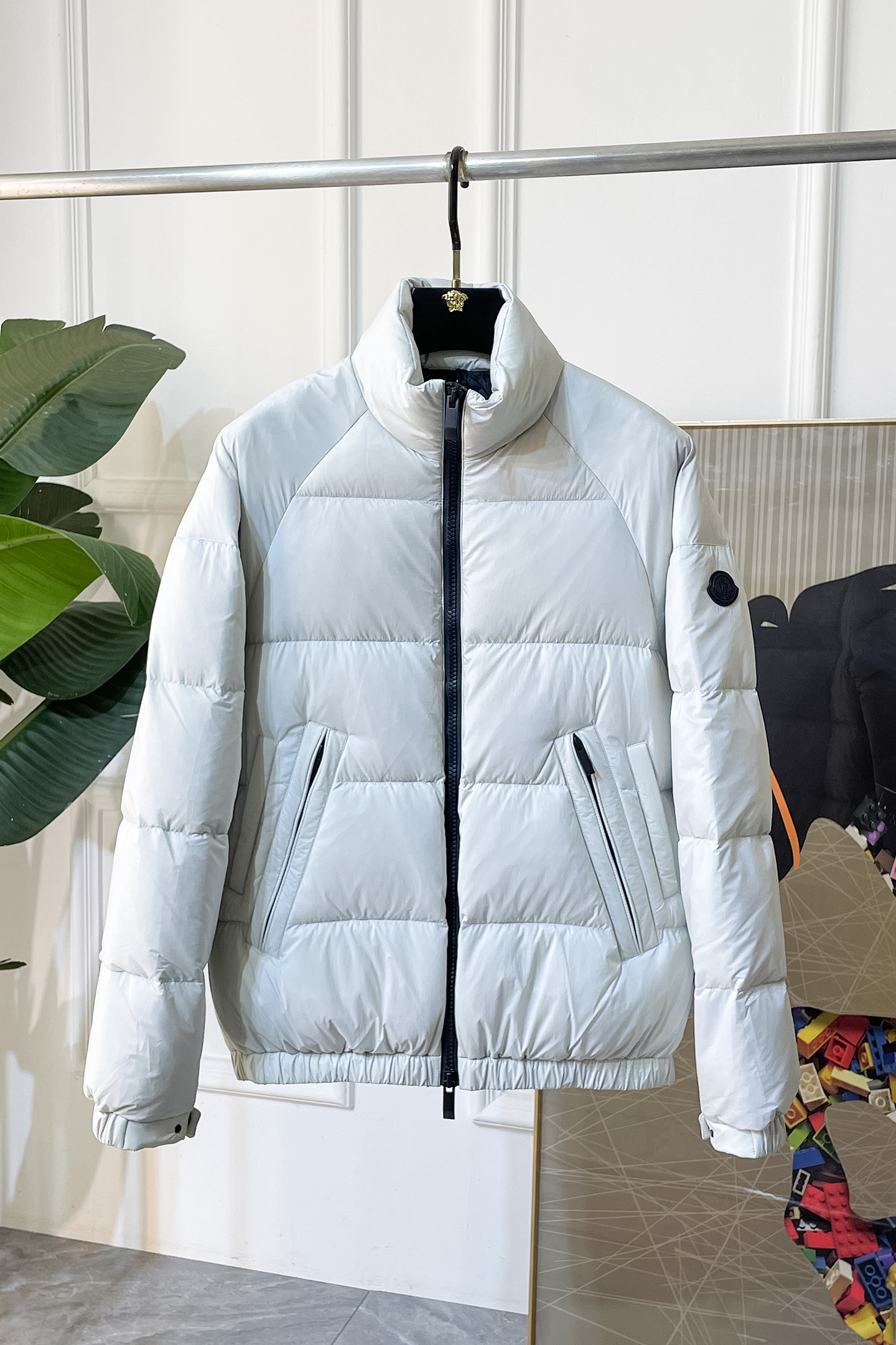 NO:601395,High version Moncl*r Mon*mouth  2025 new winter men's down jacket, high-quality design, is a must-have for any man, handsome and handsome. Heavy craftsmanship, 90 goose down filling, but the fashion stance remains firm, first-class texture, crisp and slim. Classic lapel down, mature and stable style, fine texture, good gloss, and very clear texture, simple and elegant style, strong fashion, and version leading the current trend, the upper body effect is very good, the fabric is novel and soft to the touch  Fearless and changeable, blooming in comfort and uniqueness. Calmly and confidently walk the way of urban men's spring clothing. Multi-touch fabric selection, showing the eclectic charm. The upper body will not have any wrinkles, the fit is excellent, the upper body is stylish and handsome, the customized accessories are iconic, and the details determine success or failure. Colors and colors, sizes 48 - 56, can be worn up to 190 pounds.,,jackets & coats,down jacket,alexander wang19860909高版本Moncl*r 蒙*口 2025年冬季新款男士羽绒服外套,高品质设计,是任何男人都必备的王牌好货,帅气爆表.重工艺直冲工艺,90鹅绒填充,但时尚立场坚挺如故,质感一流,挺括修身.经典翻领的羽绒,成熟稳重风,质感细腻,光泽感佳,且纹理非常清晰,款式简洁大气,时尚度强、版型引领当前趋势,上身效果非常好,面料新颖,手感软 无畏多变,舒适与独特中绽放.从容、自信游走都市型男春装之道.多重触感的面料选择,彰显不拘一格的魅力上身不会有任何褶皱,版型极好,上身有型帅气,定制辅料带有标志性,细节决定成败.颜色图色 尺码48 - 56 最大可穿到190斤.,,jackets & coats,down jacket,alexander wang,Men's clothing