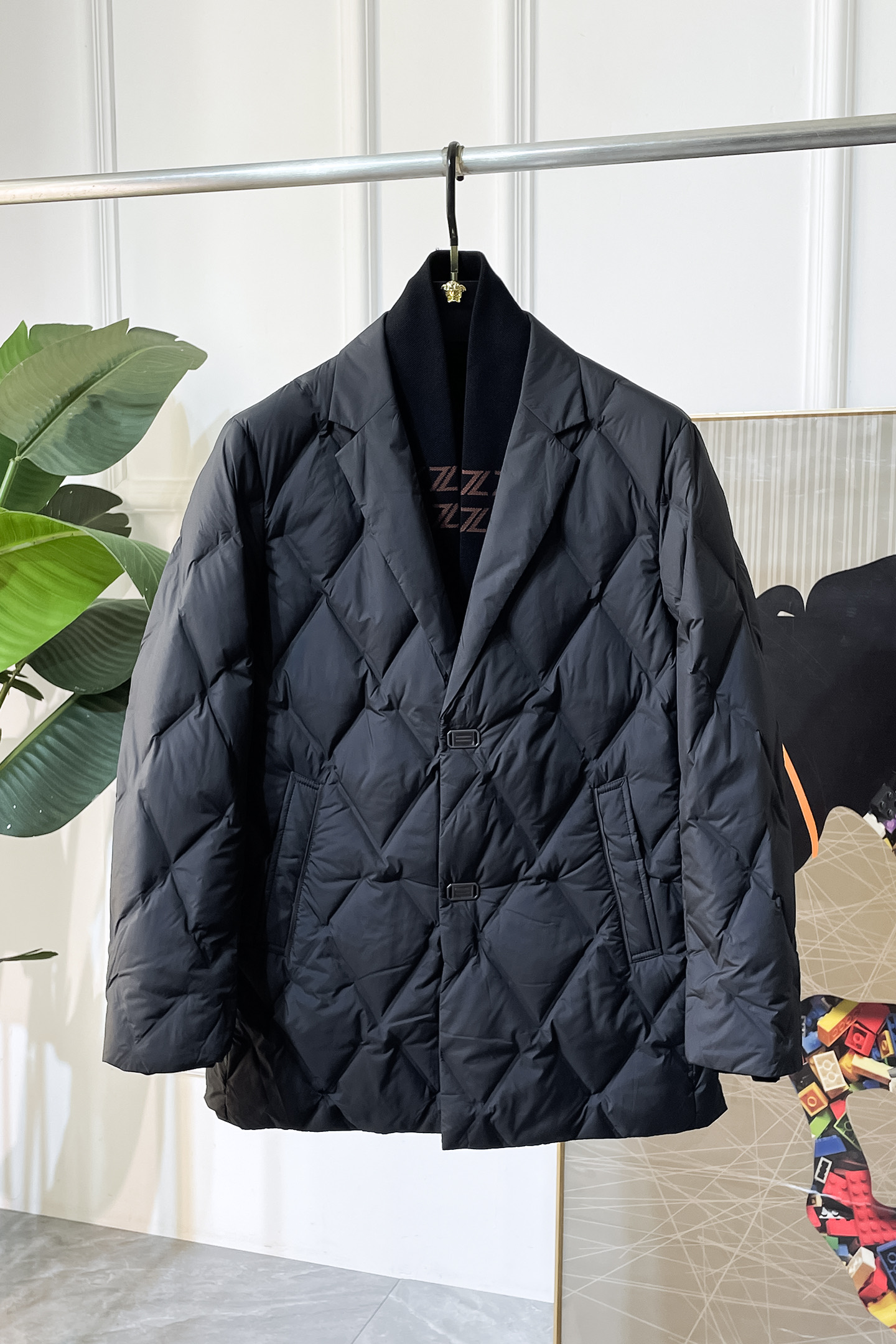 NO:601479,Genia -  2025 new winter men's down jacket, high-quality design, is a must-have for any man, handsome and handsome. Heavy craftsmanship, 90 down filling, but the fashion stance remains firm, first-class texture, crisp and slim. Classic lapel down, mature and stable style, fine texture, good gloss, and very clear texture, simple and elegant style, strong fashion, version leading the current trend, the upper body effect is very good, the fabric is novel and soft to the touch  Fearless and changeable, blooming in comfort and uniqueness. Calmly and confidently walk the way of urban men's spring clothing. Multi-touch fabric selection, showing the eclectic charm. The upper body will not have any wrinkles, the fit is excellent, the upper body is stylish and handsome, the customized accessories are iconic, and the details determine success or failure. Colors and colors, sizes 48 - 56, can be worn up to 190 pounds.,,zegna,jackets & coats,down jacket,alexander wang19860909杰尼娅 - 2025年冬季新款男士羽绒服外套,高品质设计,是任何男人都必备的王牌好货,帅气爆表.重工艺直冲工艺,90绒填充,但时尚立场坚挺如故,质感一流,挺括修身.经典翻领的羽绒,成熟稳重风,质感细腻,光泽感佳,且纹理非常清晰,款式简洁大气,时尚度强、版型引领当前趋势,上身效果非常好,面料新颖,手感软 无畏多变,舒适与独特中绽放.从容、自信游走都市型男春装之道.多重触感的面料选择,彰显不拘一格的魅力上身不会有任何褶皱,版型极好,上身有型帅气,定制辅料带有标志性,细节决定成败.颜色图色 尺码48 - 56 最大可穿到190斤.,,zegna,jackets & coats,down jacket,alexander wang,Men's clothing