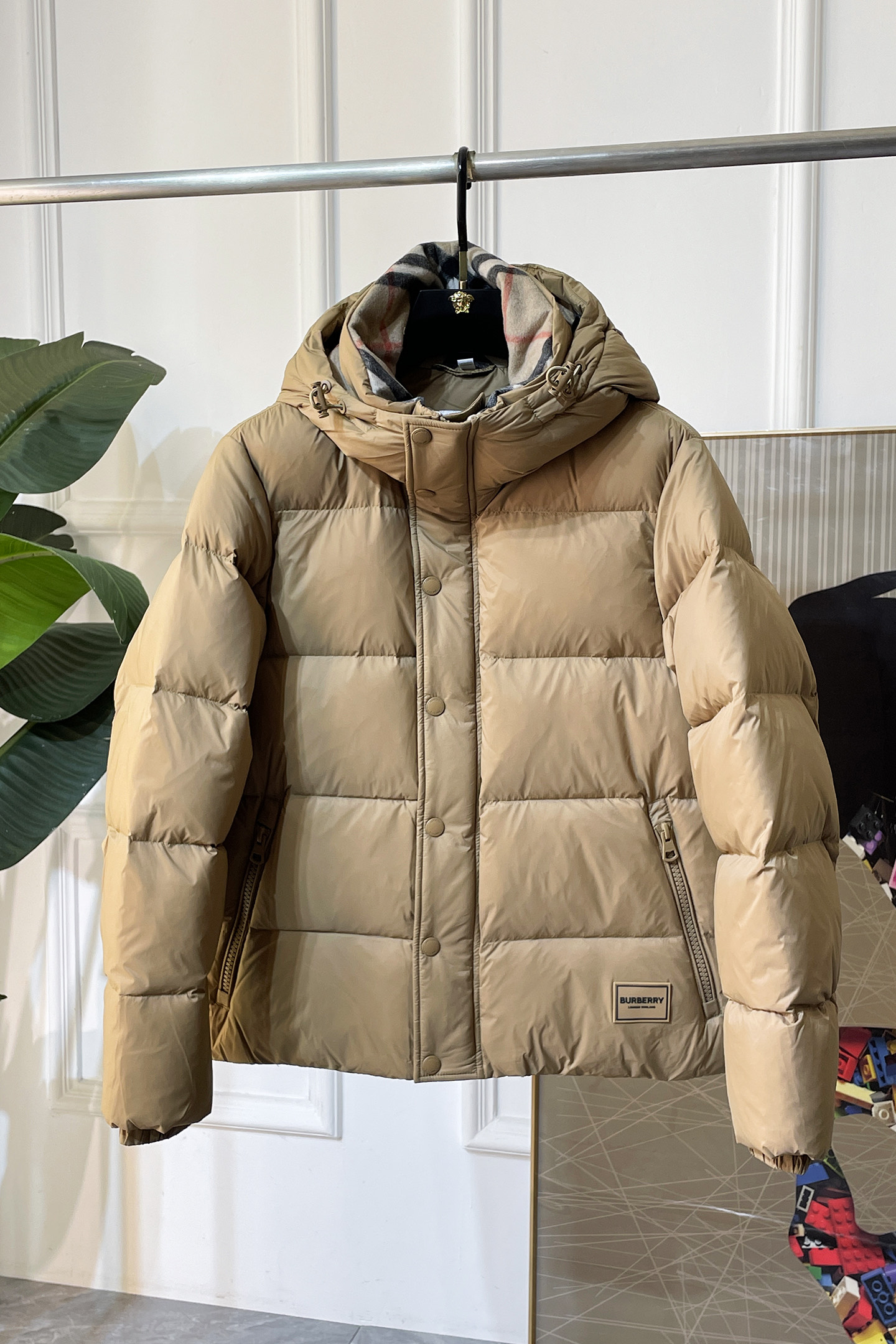 NO:601386,High version!  Burberry -  2025 new winter men's down jacket, high-quality design, is a must-have for any man, handsome and handsome. Heavy craftsmanship, 90 goose down filling, but the fashion stance remains firm, first-class texture, crisp and slim. Classic lapel down, mature and stable style, fine texture, good gloss, and very clear texture, simple and elegant style, strong fashion, and version leading the current trend, the upper body effect is very good, the fabric is novel and soft to the touch  Fearless and changeable, blooming in comfort and uniqueness. Calmly and confidently walk the way of urban men's spring clothing. Multi-touch fabric selection, showing the eclectic charm. The upper body will not have any wrinkles, the fit is excellent, the upper body is stylish and handsome, the customized accessories are iconic, and the details determine success or failure. Colors and colors, sizes 48 - 56, can be worn up to 190 pounds.,, burberry, jackets & coats, down jacket, alexander wang19860909高版本！巴宝莉 - 2025年冬季新款男士羽绒服外套,高品质设计,是任何男人都必备的王牌好货,帅气爆表.重工艺直冲工艺,90鹅绒填充,但时尚立场坚挺如故,质感一流,挺括修身.经典翻领的羽绒,成熟稳重风,质感细腻,光泽感佳,且纹理非常清晰,款式简洁大气,时尚度强、版型引领当前趋势,上身效果非常好,面料新颖,手感软 无畏多变,舒适与独特中绽放.从容、自信游走都市型男春装之道.多重触感的面料选择,彰显不拘一格的魅力上身不会有任何褶皱,版型极好,上身有型帅气,定制辅料带有标志性,细节决定成败.颜色图色 尺码48 - 56 最大可穿到190斤.,,burberry,jackets & coats,down jacket,alexander wang,Men's clothing