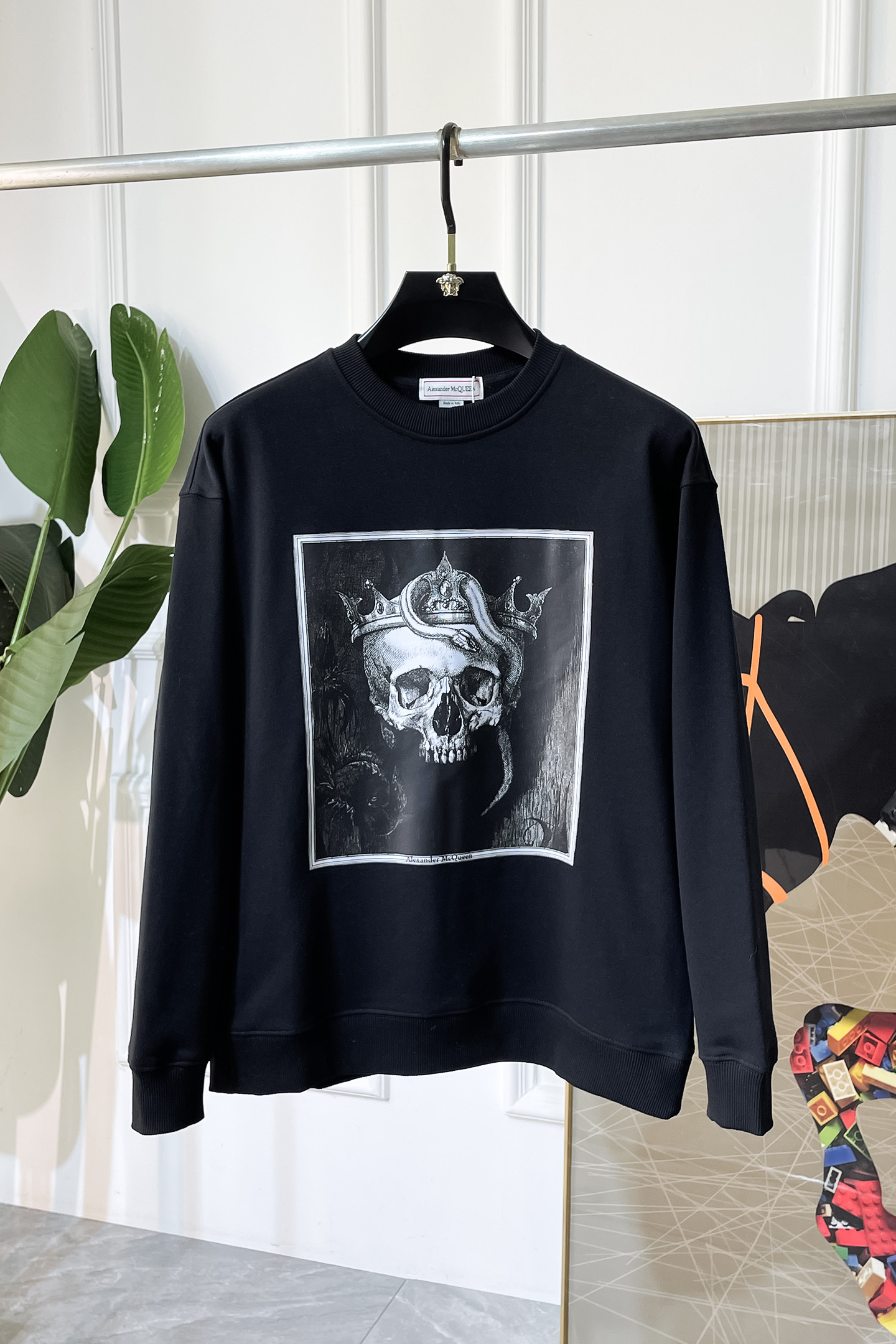 NO:600463,McQueen - 2025SS hot new style in autumn, the highest version of fashionable off-shoulder sweatshirt, a classic that must be released every year. Favored and respected by major stars, it uses high-end European cotton blended fabrics, heavy craftsmanship, original hardware accessories and logo design, soft and smooth, and dense texture!  Stylish upper body!  One of the impeccable must-have styles for autumn!  S-3XL can wear up to 200 pounds!  Size data of off-shoulder style S Length 66 Chest 56 Shoulder width 54 Sleeve length 54 (can wear 120 catties) M Length 68 Bust 58 Shoulder width 56 Sleeve length 55 (can wear 140 catties) L Length 70 Chest 60 Shoulder width 58 Sleeve length 56 (can wear 120 catties) XL Clothes length 72 Chest 62 Shoulder width 60  Sleeve length 57 (can wear 180 pounds) 2XL length 74 chest 64 shoulder width 62 sleeve length 58 (can wear 200 pounds) 3XL length 76 chest 66 shoulder width 64 sleeve length 59 (can wear 220 pounds),,alexander mcqueen,hoodie,sweatshirts,alexander wang19860909麦昆 - 2025ss秋季大爆新款,最高版本时尚落肩款卫衣、每年必出的经典之作.受各大明星的青睐推崇,精选高端欧棉混纺面料,重工艺制作,原版五金辅料logo设计,柔软顺滑,质地密实！上身时尚有型！秋季无可挑剔必选款式之一！S-3XL 最大可穿200斤！落肩款尺码数据 S 衣长66 胸围56 肩宽54 袖长54（可穿120斤） M 衣长68 胸围58 肩宽56 袖长55（可穿140斤） L 衣长70 胸围60 肩宽58 袖长56（可穿斤） XL 衣长72 胸围62 肩宽60 袖长57（可穿180斤） 2XL 衣长74 胸围64 肩宽62 袖长58（可穿200斤） 3XL 衣长76 胸围66 肩宽64 袖长59（可穿220斤）,,alexander mcqueen,hoodie,sweatshirts,alexander wang,Men's clothing