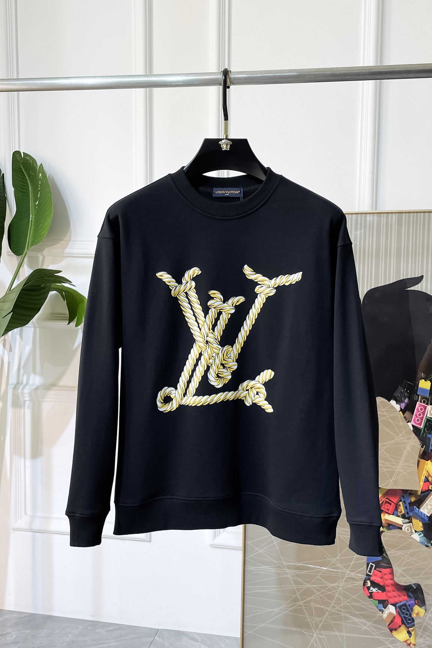 NO:600465,LV - 2025ss autumn hot new style, the highest version of fashionable off-shoulder sweatshirt, a classic that must be released every year. Favored and respected by major stars, it uses high-end European cotton blended fabrics, heavy craftsmanship, original hardware accessories and logo design, soft and smooth, and dense texture!  Stylish upper body!  One of the impeccable must-have styles for autumn!  S-3XL can wear up to 200 pounds!  Size data of off-shoulder style S Length 66 Chest 56 Shoulder width 54 Sleeve length 54 (can wear 120 catties) M Length 68 Bust 58 Shoulder width 56 Sleeve length 55 (can wear 140 catties) L Length 70 Chest 60 Shoulder width 58 Sleeve length 56 (can wear 120 catties) XL Clothes length 72 Chest 62 Shoulder width 60  Sleeve length 57 (can wear 180 pounds) 2XL Dress length 74 Chest 64 Shoulder width 62 Sleeve length 58 (can wear 200 pounds) 3XL Dress length 76 Chest 66 Shoulder width 64 Sleeve length 59 (can wear 220 pounds),,louis vuitton,hoodie,sweatshirts,alexander wang19860909LV - 2025ss秋季大爆新款,最高版本时尚落肩款卫衣、每年必出的经典之作.受各大明星的青睐推崇,精选高端欧棉混纺面料,重工艺制作,原版五金辅料logo设计,柔软顺滑,质地密实！上身时尚有型！秋季无可挑剔必选款式之一！S-3XL 最大可穿200斤！落肩款尺码数据 S 衣长66 胸围56 肩宽54 袖长54（可穿120斤） M 衣长68 胸围58 肩宽56 袖长55（可穿140斤） L 衣长70 胸围60 肩宽58 袖长56（可穿斤） XL 衣长72 胸围62 肩宽60 袖长57（可穿180斤） 2XL 衣长74 胸围64 肩宽62 袖长58（可穿200斤） 3XL 衣长76 胸围66 肩宽64 袖长59（可穿220斤）,,louis vuitton,hoodie,sweatshirts,alexander wang,Men's clothing