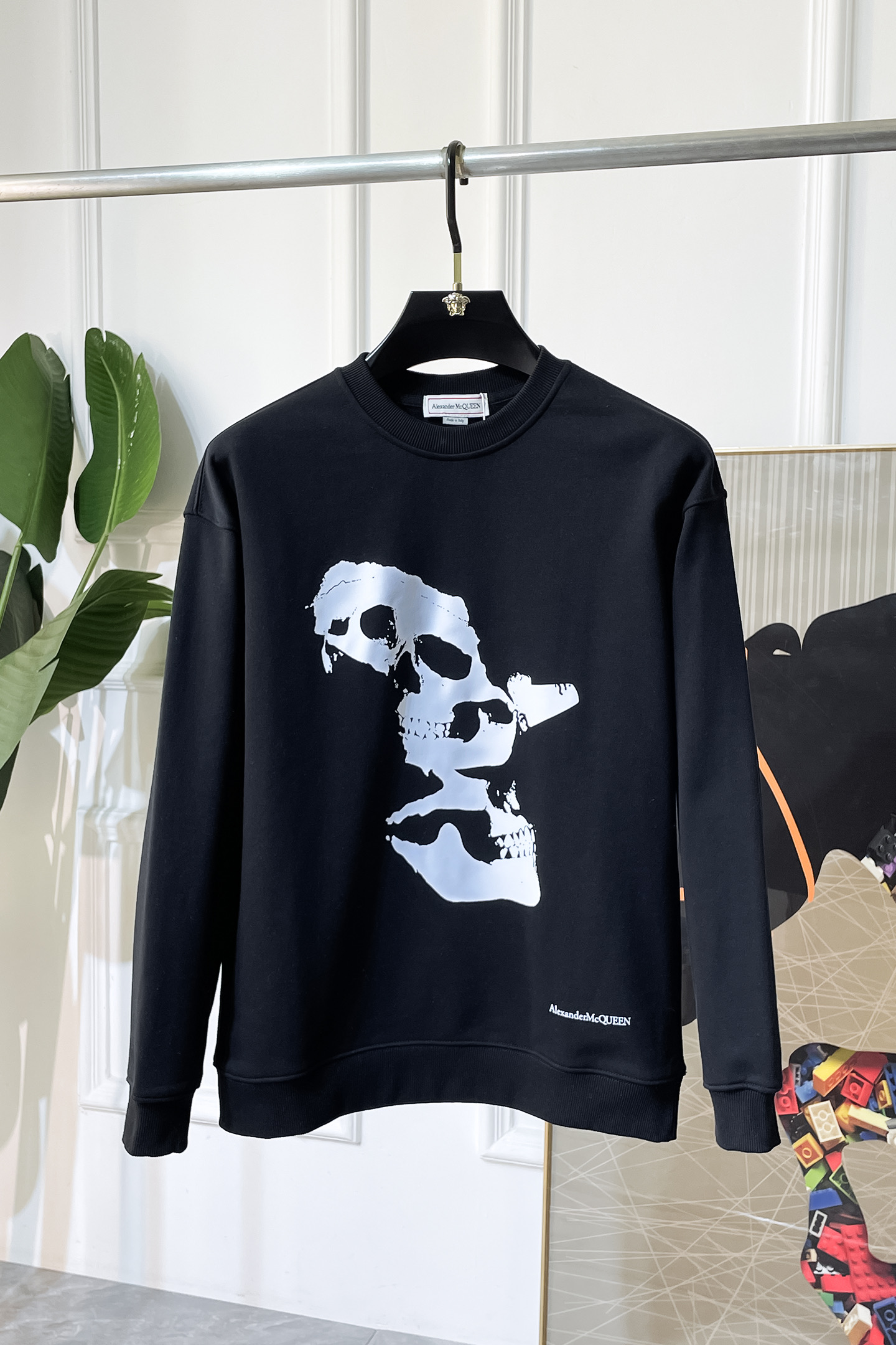 NO:600467,McQueen - 2025SS hot new style in autumn, the highest version of fashionable off-shoulder sweatshirt, a classic that must be released every year. Favored and respected by major stars, it uses high-end European cotton blended fabrics, heavy craftsmanship, original hardware accessories and logo design, soft and smooth, and dense texture!  Stylish upper body!  One of the impeccable must-have styles for autumn!  S-3XL can wear up to 200 pounds!  Size data of off-shoulder style S Length 66 Chest 56 Shoulder width 54 Sleeve length 54 (can wear 120 catties) M Length 68 Bust 58 Shoulder width 56 Sleeve length 55 (can wear 140 catties) L Length 70 Chest 60 Shoulder width 58 Sleeve length 56 (can wear 120 catties) XL Clothes length 72 Chest 62 Shoulder width 60  Sleeve length 57 (can wear 180 pounds) 2XL length 74 chest 64 shoulder width 62 sleeve length 58 (can wear 200 pounds) 3XL length 76 chest 66 shoulder width 64 sleeve length 59 (can wear 220 pounds),,alexander mcqueen,hoodie,sweatshirts,alexander wang19860909麦昆 - 2025ss秋季大爆新款,最高版本时尚落肩款卫衣、每年必出的经典之作.受各大明星的青睐推崇,精选高端欧棉混纺面料,重工艺制作,原版五金辅料logo设计,柔软顺滑,质地密实！上身时尚有型！秋季无可挑剔必选款式之一！S-3XL 最大可穿200斤！落肩款尺码数据 S 衣长66 胸围56 肩宽54 袖长54（可穿120斤） M 衣长68 胸围58 肩宽56 袖长55（可穿140斤） L 衣长70 胸围60 肩宽58 袖长56（可穿斤） XL 衣长72 胸围62 肩宽60 袖长57（可穿180斤） 2XL 衣长74 胸围64 肩宽62 袖长58（可穿200斤） 3XL 衣长76 胸围66 肩宽64 袖长59（可穿220斤）,,alexander mcqueen,hoodie,sweatshirts,alexander wang,Men's clothing