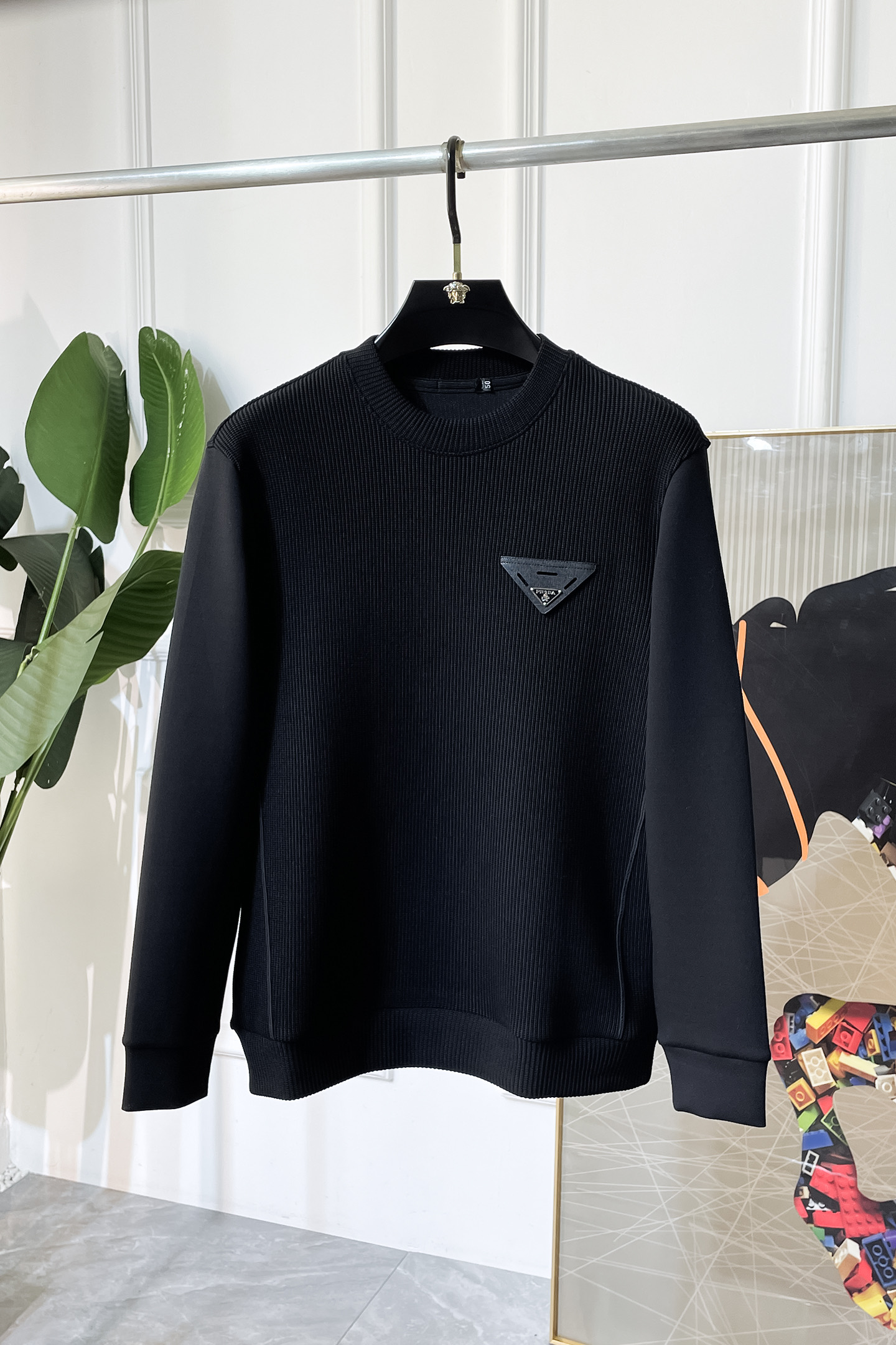 NO:601476,Prada - 2025ss autumn hot new style, the highest version of fashionable pullover sweatshirt, a must-have classic every year. Favored and respected by major stars, it uses high-end European cotton blended fabrics, heavy craftsmanship, original hardware accessories and logo design, soft and smooth, and dense texture!  Stylish upper body!  One of the impeccable must-have styles for autumn!  M-3XL,,prada,hoodie,sweatshirts,alexander wang19860909普拉达- 2025ss秋季大爆新款,最高版本时尚套头卫衣、每年必出的经典之作.受各大明星的青睐推崇,精选高端欧棉混纺面料,重工艺制作,原版五金辅料logo设计,柔软顺滑,质地密实！上身时尚有型！秋季无可挑剔必选款式之一！M-3XL,,prada,hoodie,sweatshirts,alexander wang,Men's clothing