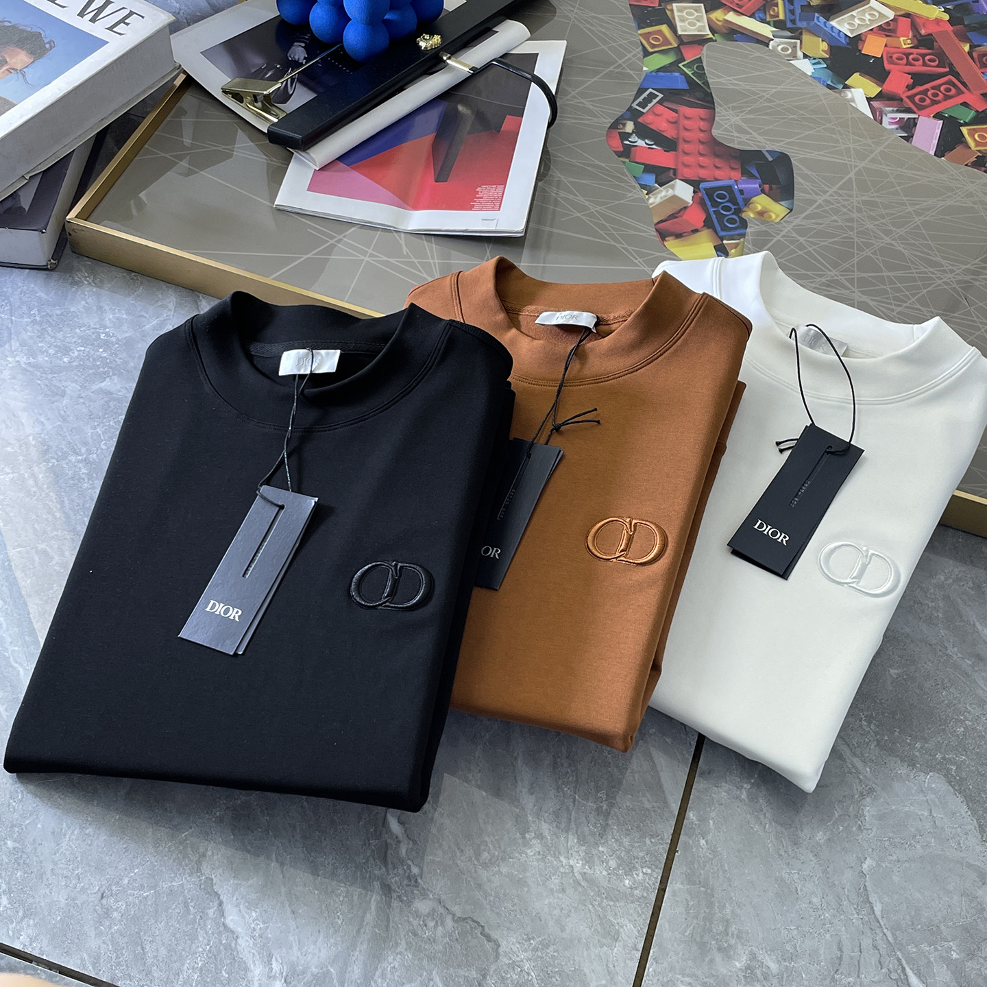 NO:598317,Dior - 2025ss hot new style in autumn, the highest version of fashionable pullover sweatshirt, a classic that must be released every year. Favored and respected by major stars, it uses high-end European cotton blended fabrics, heavy craftsmanship, original hardware accessories and logo design, soft and smooth, and dense texture!  Stylish upper body!  One of the impeccable must-have styles for autumn!  M-3XL can wear up to 190 pounds!  ,,dior,hoodie,sweatshirts,alexander wang19860909迪奥 - 2025ss秋季大爆新款,最高版本时尚套头卫衣、每年必出的经典之作.受各大明星的青睐推崇,精选高端欧棉混纺面料,重工艺制作,原版五金辅料logo设计,柔软顺滑,质地密实！上身时尚有型！秋季无可挑剔必选款式之一！M-3XL 最大穿190斤！,,dior,hoodie,sweatshirts,alexander wang,Men's clothing