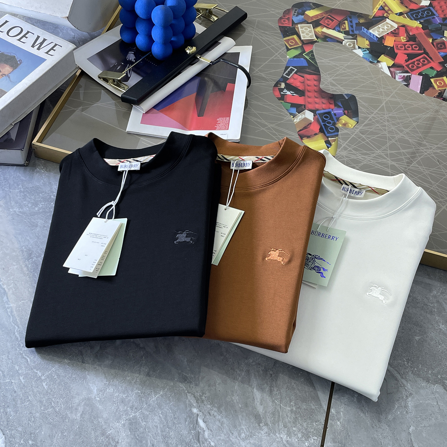 NO:598320,Burberry - 2025ss autumn hot new style, the highest version of fashionable pullover sweatshirt, a classic that must be released every year. Favored and respected by major stars, it uses high-end European cotton blended fabrics, heavy craftsmanship, original hardware accessories and logo design, soft and smooth, and dense texture!  Stylish upper body!  One of the impeccable must-have styles for autumn!  M-3XL can wear up to 190 pounds!  ,,burberry,hoodie,sweatshirts,alexander wang19860909巴宝莉 - 2025ss秋季大爆新款,最高版本时尚套头卫衣、每年必出的经典之作.受各大明星的青睐推崇,精选高端欧棉混纺面料,重工艺制作,原版五金辅料logo设计,柔软顺滑,质地密实！上身时尚有型！秋季无可挑剔必选款式之一！M-3XL 最大穿190斤！,,burberry,hoodie,sweatshirts,alexander wang,Men's clothing