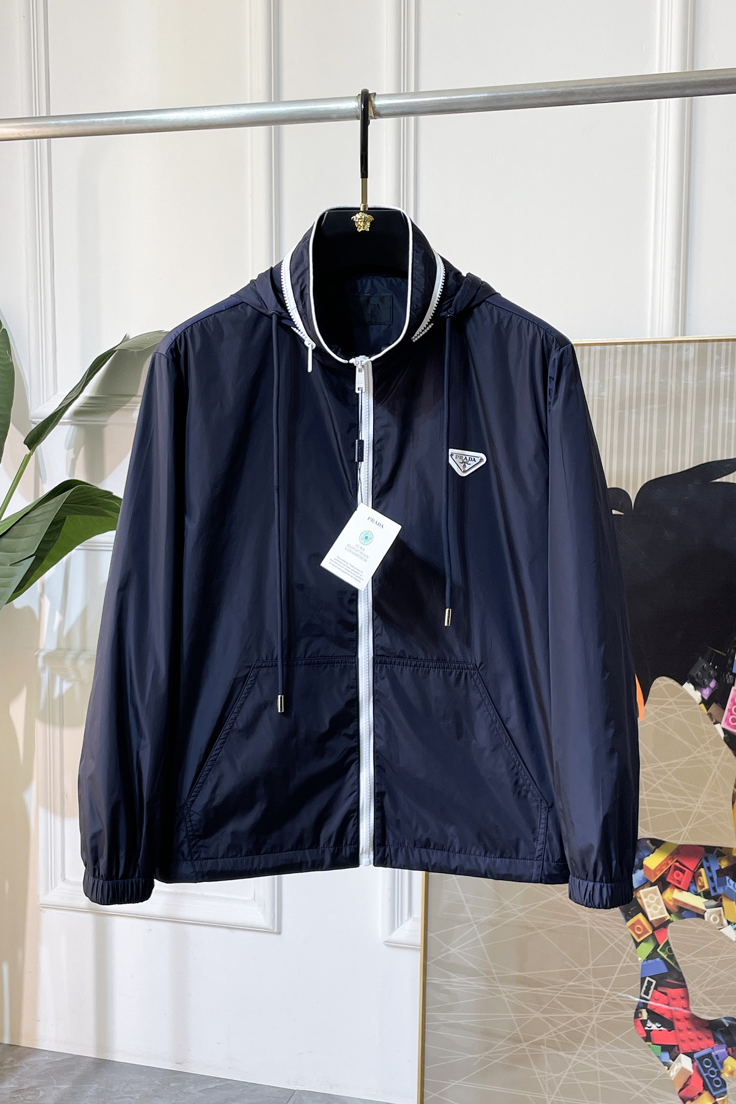 NO:601404,Prada - 2025ss autumn and winter hot style boutique jacket, customized high-quality polyester fiber fabric!  Logo design with top fashion big-name elements, complete with three standards!  Original hardware accessories, smooth lines, exquisite craftsmanship, awesome upper body shape, comfortable fabrics, windproof and warm, it is very fashionable, handsome and a must-have for casual and fashionable men with any combination!  Sizes M-3XL can fit up to 190 pounds!  ,,prada,jackets & coats,jackets & coats,alexander wang19860909普拉达 - 2025ss秋冬大爆款精品夹克外套,定制高品质聚酯纤维面料！顶级时尚大牌元素logo设计,三标齐全！原版五金辅料,线条流畅,工艺精致,上身版型超赞,面料舒适,挡风保暖,随意搭配都非常时尚帅气休闲时尚男仕必备款哦！尺码M-3XL 最大可穿190斤！,,prada,jackets & coats,jackets & coats,alexander wang,Men's clothing