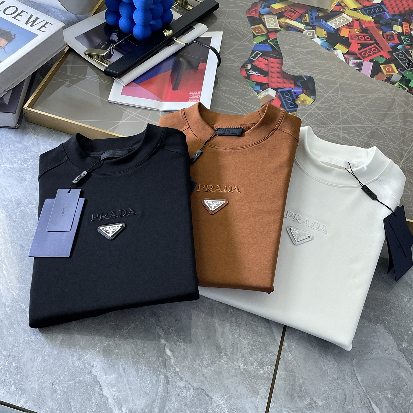 NO:598294,Prada - 2025ss hot new style in autumn, the highest version of fashionable pullover sweatshirt, a classic that must be released every year. Favored and respected by major stars, it uses high-end European cotton blended fabrics, heavy craftsmanship, original hardware accessories and logo design, soft and smooth, and dense texture!  Stylish upper body!  One of the impeccable must-have styles for autumn!  M-3XL can wear up to 190 pounds!  ,,prada,hoodie,sweatshirts,alexander wang19860909普拉达 - 2025ss秋季大爆新款,最高版本时尚套头卫衣、每年必出的经典之作.受各大明星的青睐推崇,精选高端欧棉混纺面料,重工艺制作,原版五金辅料logo设计,柔软顺滑,质地密实！上身时尚有型！秋季无可挑剔必选款式之一！M-3XL 最大穿190斤！,,prada,hoodie,sweatshirts,alexander wang,Men's clothing