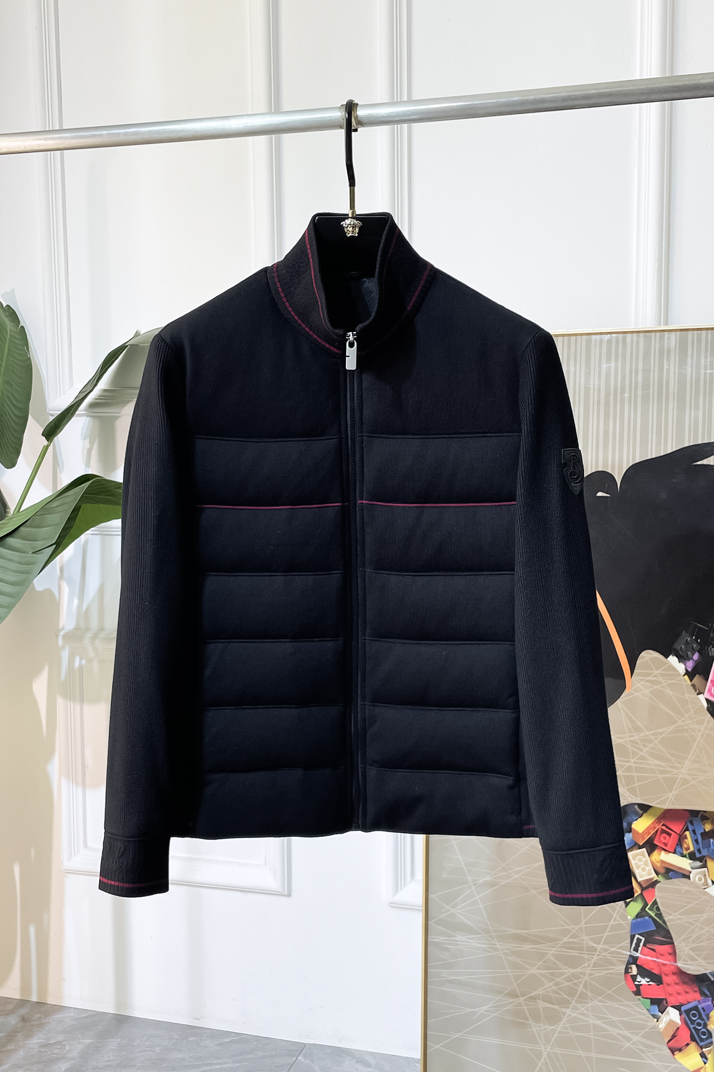 NO:612490,Burberry - 2025SS counter's popular fashion wool down jacket, made of high-end windproof polyester fiber fabric, heavy craftsmanship design, the latest brand element design of the counter, making men more handsome and stylish, the fabric is close-fitting and comfortable, and has strong warmth retention!  Customized original hardware accessories, complex turning, exquisite craftsmanship, and high-quality 90 duck down fillers will make you more elegant and warm all winter [satisfied]. The style is simple, fashionable and generous, a fashionable casual item, wearing it will make you the center of attention wherever you go!  Fashion is always close to you. Size M - 3XL (model 178/145 pounds upper body size L),,burberry,jackets & coats,jackets & coats,down jacket,alexander wang19860909巴宝莉 - 2025ss专柜大爆款时尚羊毛羽绒夹克外套,高档防风聚酯纤维面料制作,重工艺设计,专柜最新品牌元素设计,让男人更帅气有型,面料贴身舒适,保暖性非常强！定制原版五金辅料,车工复杂,工艺精湛,填充物采用高品质90鸭绒,让你整个冬天有风度更有温度[得意].版型简洁时尚大方,时尚潮流休闲单品,穿上它让你走到那里都是焦点！时尚总是离你很近码数Ｍ - 3XL (模特178/145斤上身L码),,burberry,jackets & coats,jackets & coats,down jacket,alexander wang,Men's clothing