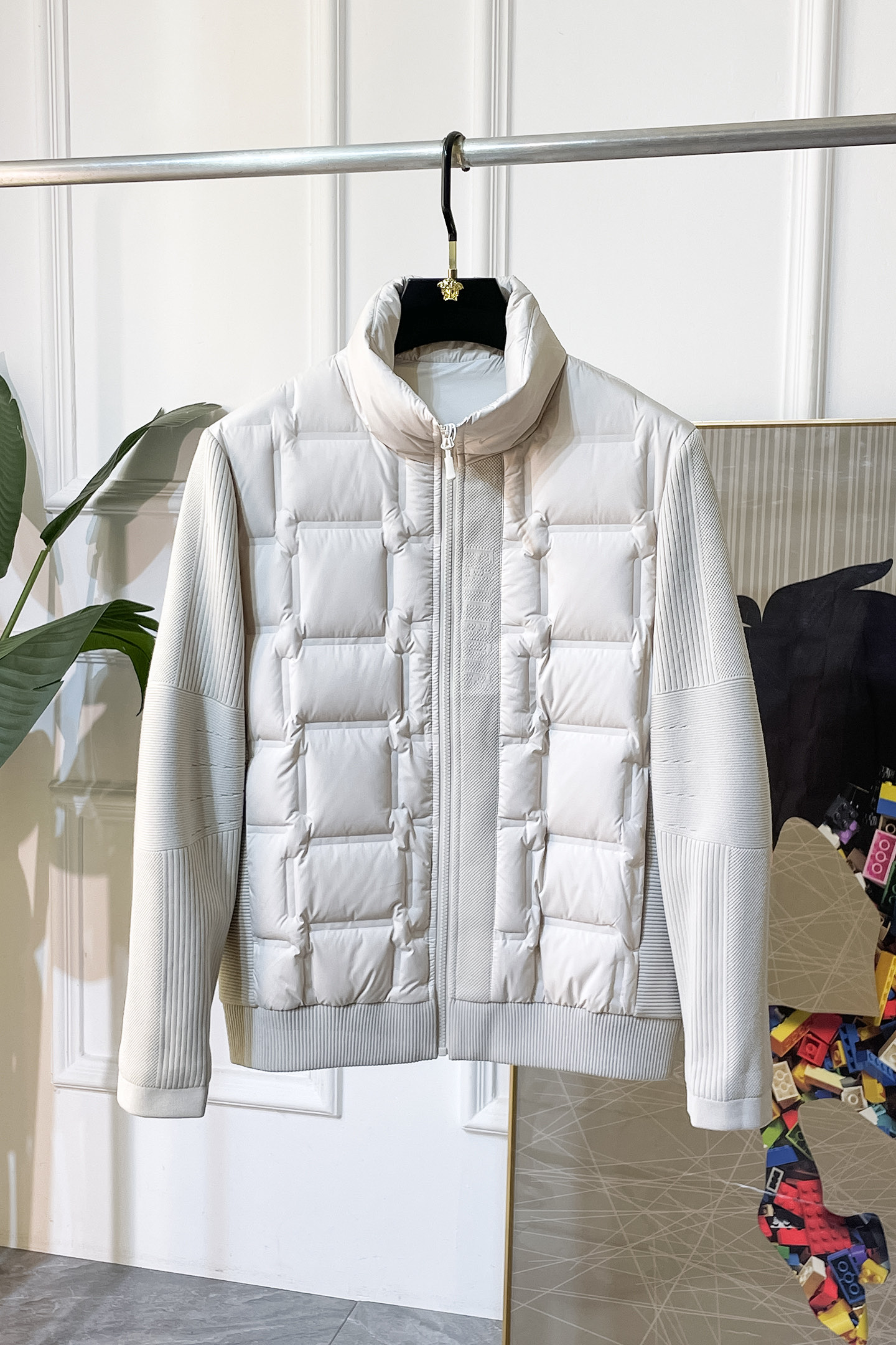 NO:601410,Zegna - 2025SS counter's most popular fashion splicing down jacket, made of high-end windproof polyester fiber fabric, heavy craftsmanship design, the counter's latest brand element design, making men more handsome and stylish, the fabric is close-fitting and comfortable, and has very strong warmth retention!  Customized original hardware accessories, complex turning, exquisite craftsmanship, and high-quality 90 duck down fillers will make you more elegant and warm all winter [satisfied]. The style is simple, fashionable and generous, a fashionable casual item, wearing it will make you the center of attention wherever you go!  Fashion is always close to you Size M - 3XL (model 178/145 pounds upper body size L),,zegna,jackets & coats,jackets & coats,down jacket,alexander wang19860909杰尼娅 - 2025ss专柜大爆款时尚拼接羽绒夹克外套,高档防风聚酯纤维面料制作,重工艺设计,专柜最新品牌元素设计,让男人更帅气有型,面料贴身舒适,保暖性非常强！定制原版五金辅料,车工复杂,工艺精湛,填充物采用高品质90鸭绒,让你整个冬天有风度更有温度[得意].版型简洁时尚大方,时尚潮流休闲单品,穿上它让你走到那里都是焦点！时尚总是离你很近码数Ｍ - 3XL (模特178/145斤上身L码),,zegna,jackets & coats,jackets & coats,down jacket,alexander wang,Men's clothing