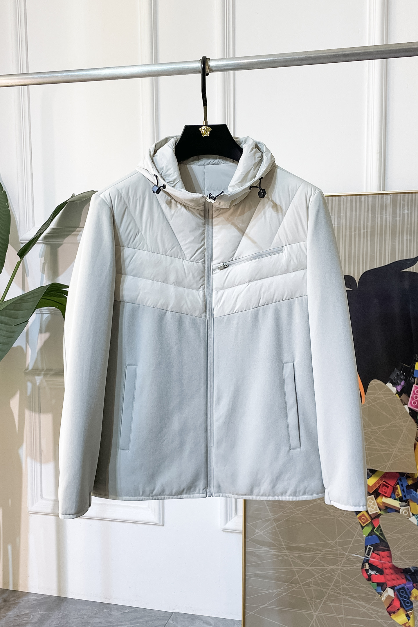 NO:601408,LP Noyo - 2025ss counter's most popular fashionable spliced ​​light down jacket, made of high-end windproof polyester fiber fabric, heavy craftsmanship design, the counter's latest brand element design, making men more handsome and stylish, the fabric is close-fitting and comfortable, and has very strong warmth retention!  Customized original hardware accessories, complex turning, exquisite craftsmanship, and high-quality 90 duck down fillers will make you more elegant and warm all winter [satisfied]. The style is simple, fashionable and generous, a fashionable casual item, wearing it will make you the center of attention wherever you go!  Fashion is always close to you. Size M - 3XL (model 178/145 pounds upper body size L),,loro piana,jackets & coats,jackets & coats,down jacket,alexander wang19860909LP诺悠 - 2025ss专柜大爆款时尚拼接轻薄羽绒夹克外套,高档防风聚酯纤维面料制作,重工艺设计,专柜最新品牌元素设计,让男人更帅气有型,面料贴身舒适,保暖性非常强！定制原版五金辅料,车工复杂,工艺精湛,填充物采用高品质90鸭绒,让你整个冬天有风度更有温度[得意].版型简洁时尚大方,时尚潮流休闲单品,穿上它让你走到那里都是焦点！时尚总是离你很近码数Ｍ - 3XL (模特178/145斤上身L码),,loro piana,jackets & coats,jackets & coats,down jacket,alexander wang,Men's clothing