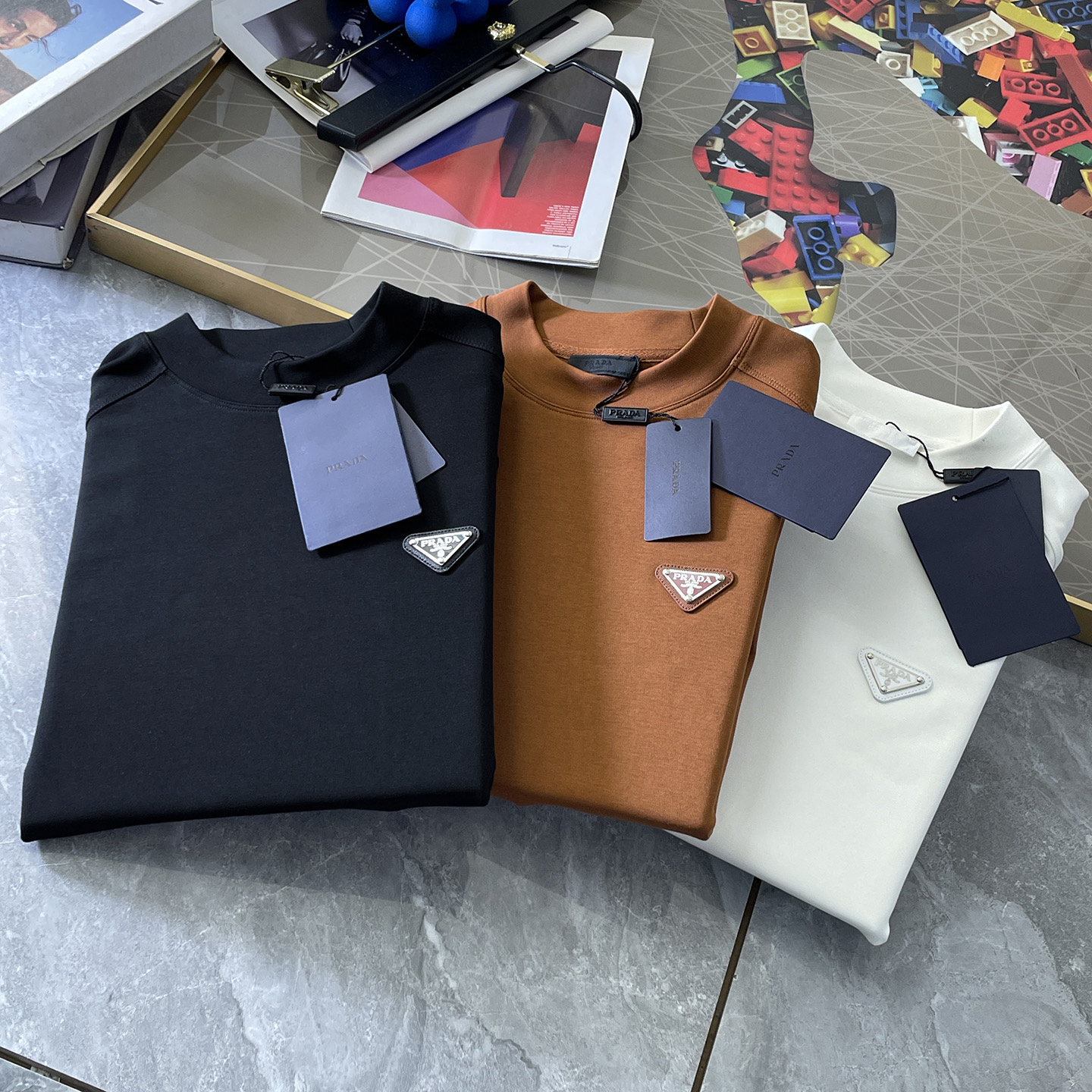 NO:597157,Prada - 2025ss hot new style in autumn, the highest version of fashionable pullover sweatshirt, a classic that must be released every year. Favored and respected by major stars, it uses high-end European cotton blended fabrics, heavy craftsmanship, original hardware accessories and logo design, soft and smooth, and dense texture!  Stylish upper body!  One of the impeccable must-have styles for autumn!  M-3XL can wear up to 190 pounds!  ,,prada,hoodie,sweatshirts,alexander wang19860909普拉达 - 2025ss秋季大爆新款,最高版本时尚套头卫衣、每年必出的经典之作.受各大明星的青睐推崇,精选高端欧棉混纺面料,重工艺制作,原版五金辅料logo设计,柔软顺滑,质地密实！上身时尚有型！秋季无可挑剔必选款式之一！M-3XL 最大穿190斤！,,prada,hoodie,sweatshirts,alexander wang,Men's clothing