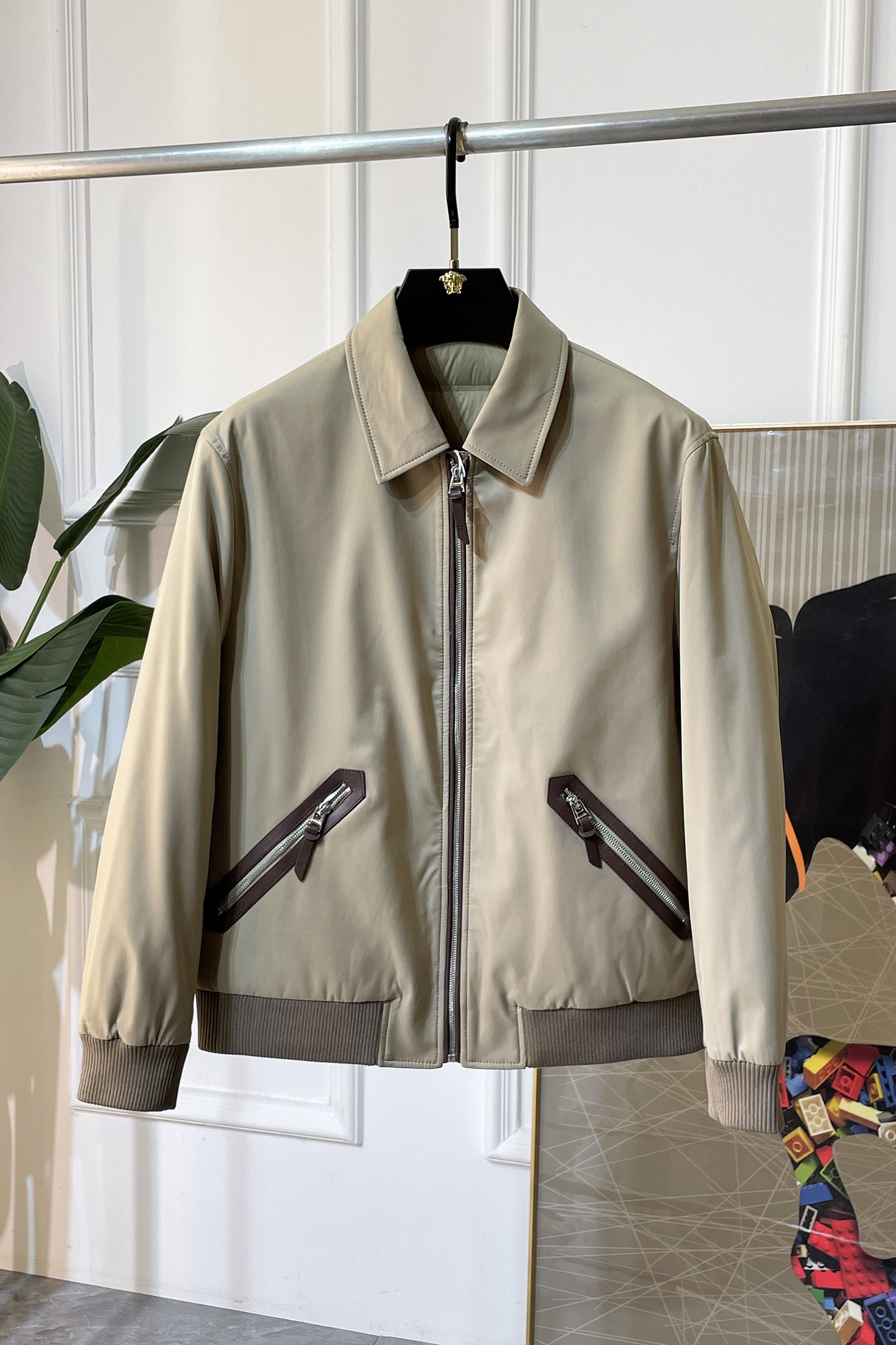 NO:601494,TF - 2025ss counter's most popular fashionable down jacket, made of high-end windproof polyester fiber fabric, heavy craftsmanship design, the counter's latest brand element design, making men more handsome and stylish, the fabric is close-fitting and comfortable, and has strong warmth retention!  Customized original hardware accessories, complex turning, exquisite craftsmanship, and high-quality 90 white duck down fillers will make you more elegant and warm all winter [satisfied]. The style is simple, fashionable and generous, a fashionable casual item, wearing it will make you the center of attention wherever you go!  Fashion is always close to you. Size M - 3XL (model 178/145 pounds upper body size L),,tom ford,jackets & coats,jackets & coats,down jacket,alexander wang19860909TF - 2025ss专柜大爆款时尚羽绒夹克外套,高档防风聚酯纤维面料制作,重工艺设计,专柜最新品牌元素设计,让男人更帅气有型,面料贴身舒适,保暖性非常强！定制原版五金辅料,车工复杂,工艺精湛,填充物采用高品质90白鸭绒,让你整个冬天有风度更有温度[得意].版型简洁时尚大方,时尚潮流休闲单品,穿上它让你走到那里都是焦点！时尚总是离你很近码数Ｍ - 3XL (模特178/145斤上身L码),,tom ford,jackets & coats,jackets & coats,down jacket,alexander wang,Men's clothing