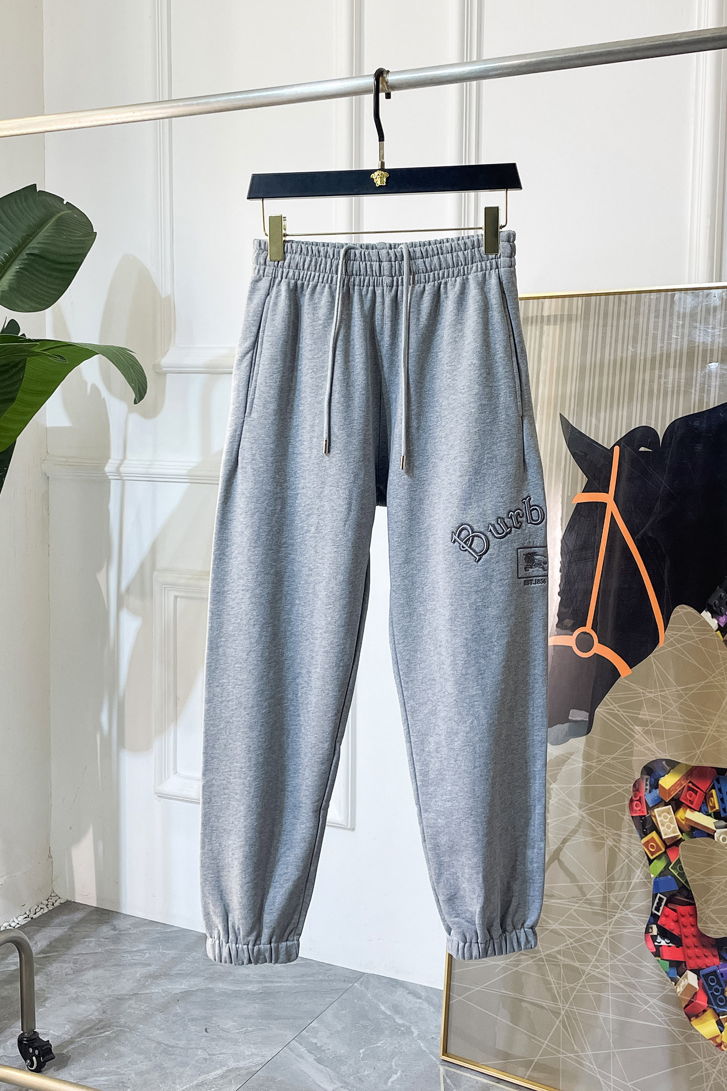 NO:599288,Burberry - 2025ss autumn and winter counters simultaneously popular casual pants, a must-have versatile style this season, the upper body is extremely outstanding, super versatile style, original 1:1 replica, complete with three standards!  The counter is designed with the latest fashion elements, imported custom-woven high-quality European cotton fabrics, with super good styles, a must-have for casual fashion!  Highly recommended size M-3XL, burberry, alexander wang19860909巴宝莉 - 2025ss秋冬专柜同步爆款休闲裤,本季必入百搭款式,上身极为出挑,超级百搭款 ,原版1:1复刻,三标齐全！专柜最新时尚元素设计,进口定织高品质欧棉面料,版型超好,休闲时尚必备！强烈推荐款 尺码 M-3XL,,burberry,alexander wang,Men's clothing