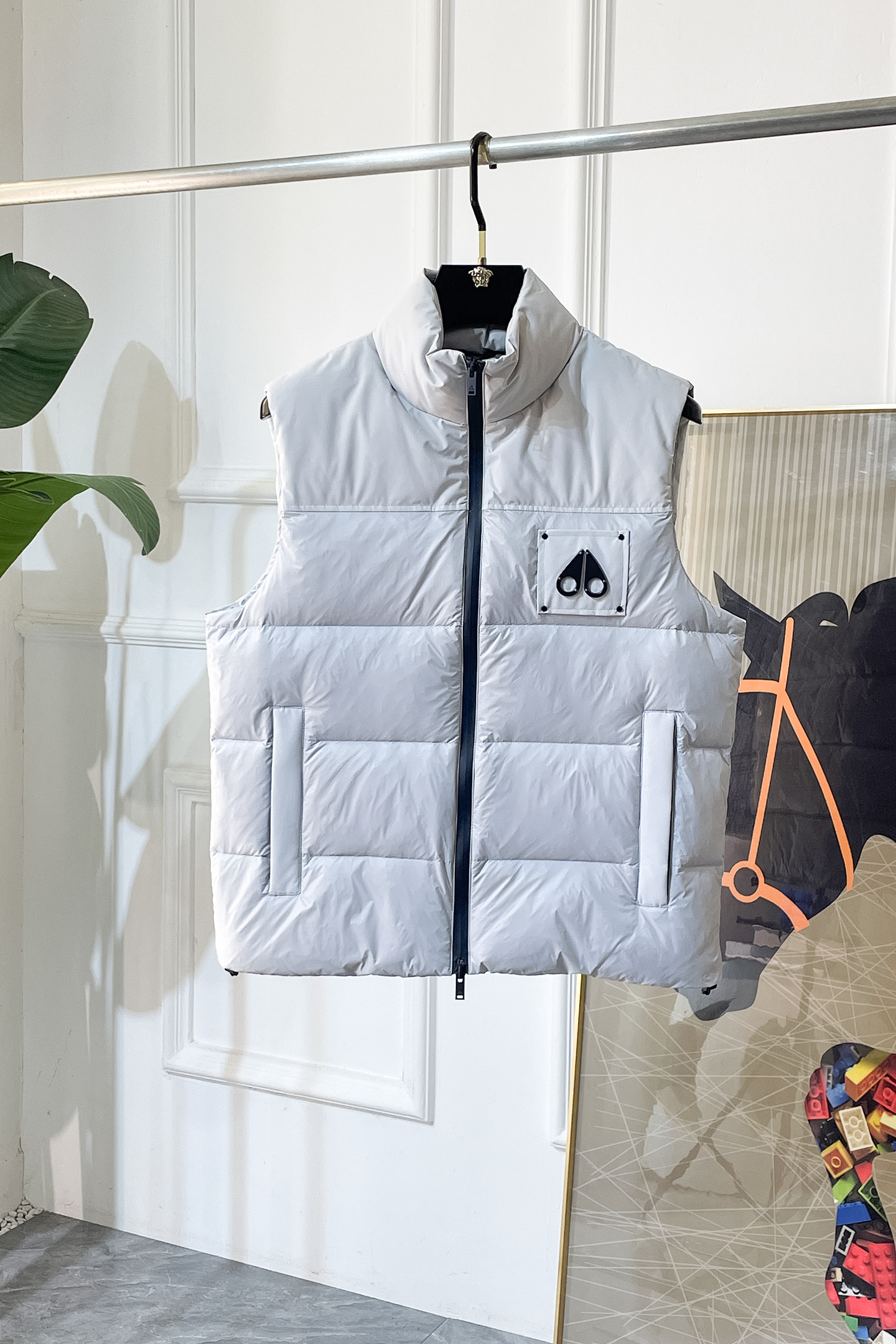 NO:600466,Canadian Moose Knules has always been recognized as the warmest down jacket. Various Instagram celebrities, Internet celebrities, and celebrities often wear it for street photos. But they still can't get rid of their love. No matter how cold the days are, there is no need to be afraid, because there are!  Filled with 90% white duck down, it is the legendary warmest down jacket and is known as a must-have for Arctic outdoor sports!  The most popular down jacket in the world, celebrities are rushing to buy it, it is a must-have!  Unisex size: S to XXL, down jacket, alexander wang19860909加拿大Moose Knules一直是被公认为最保暖的羽绒服,各种各路ins红人、网红、明星也时长穿他街拍.却依旧无法摆脱对的喜爱,再寒冷的多天都不需要怕,因为有！内填充90白鸭绒 ,是传说中最保暖的羽绒服,号称北极户外运动必备品！全球爆热第一的羽绒服,各大明星争相抢购,人手必备！ 男女同款 码数: S一XXL,,down jacket,alexander wang,Men's clothing