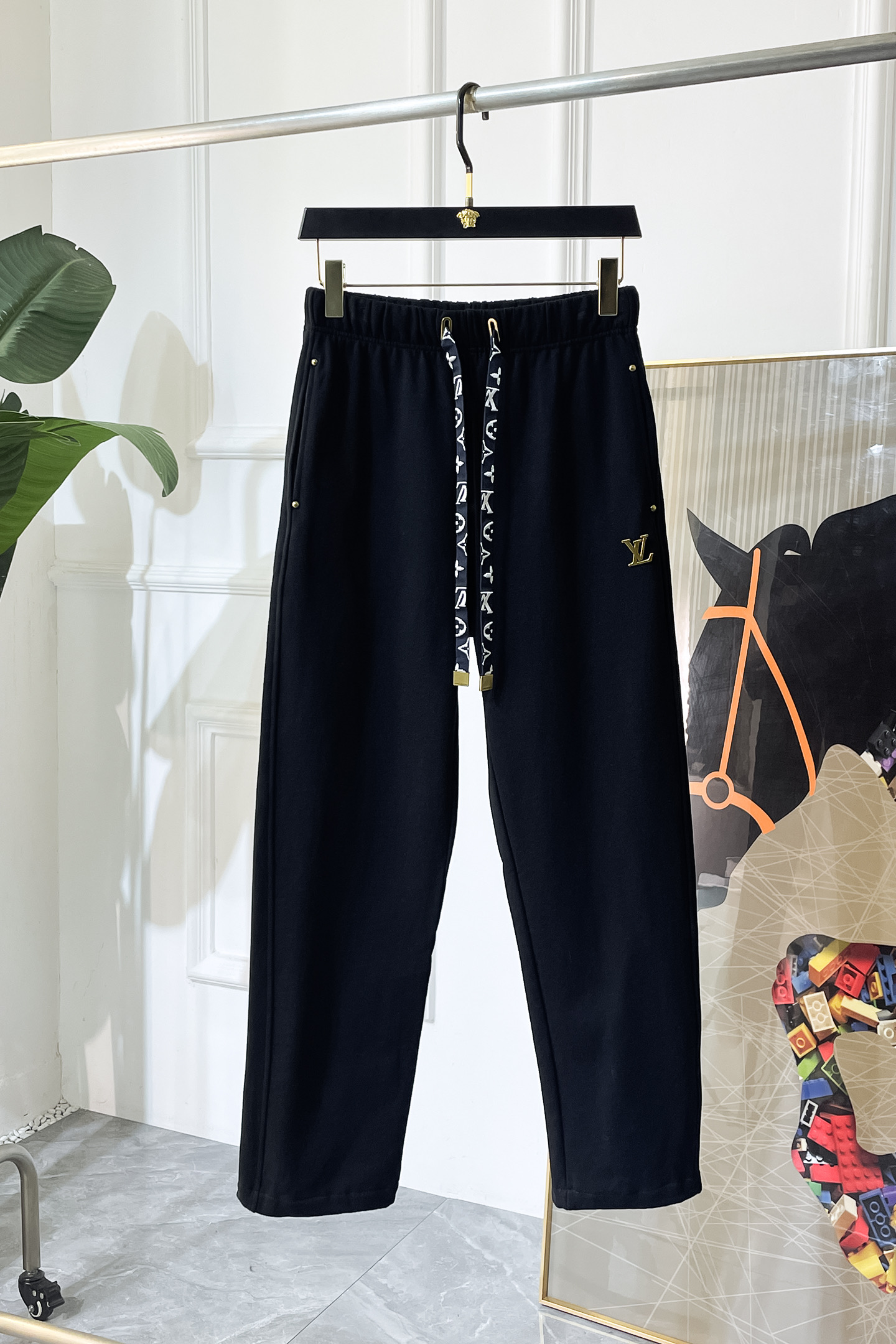 NO:599290,LV - 2025ss autumn and winter counter casual pants are popular at the same time. This season's must-have versatile style, the upper body is extremely outstanding, super versatile style, the original version is reproduced 1:1, complete with three labels!  The counter is designed with the latest fashion elements, imported custom-woven high-quality European cotton fabrics, with super good styles, a must-have for casual fashion!  Highly recommended size S-XXL, Louis Vuitton, Alexander Wang19860909LV - 2025ss秋冬专柜同步爆款休闲裤,本季必入百搭款式,上身极为出挑,超级百搭款 ,原版1:1复刻,三标齐全！专柜最新时尚元素设计,进口定织高品质欧棉面料,版型超好,休闲时尚必备！强烈推荐款 尺码 S-XXL,,louis vuitton,alexander wang,Men's clothing