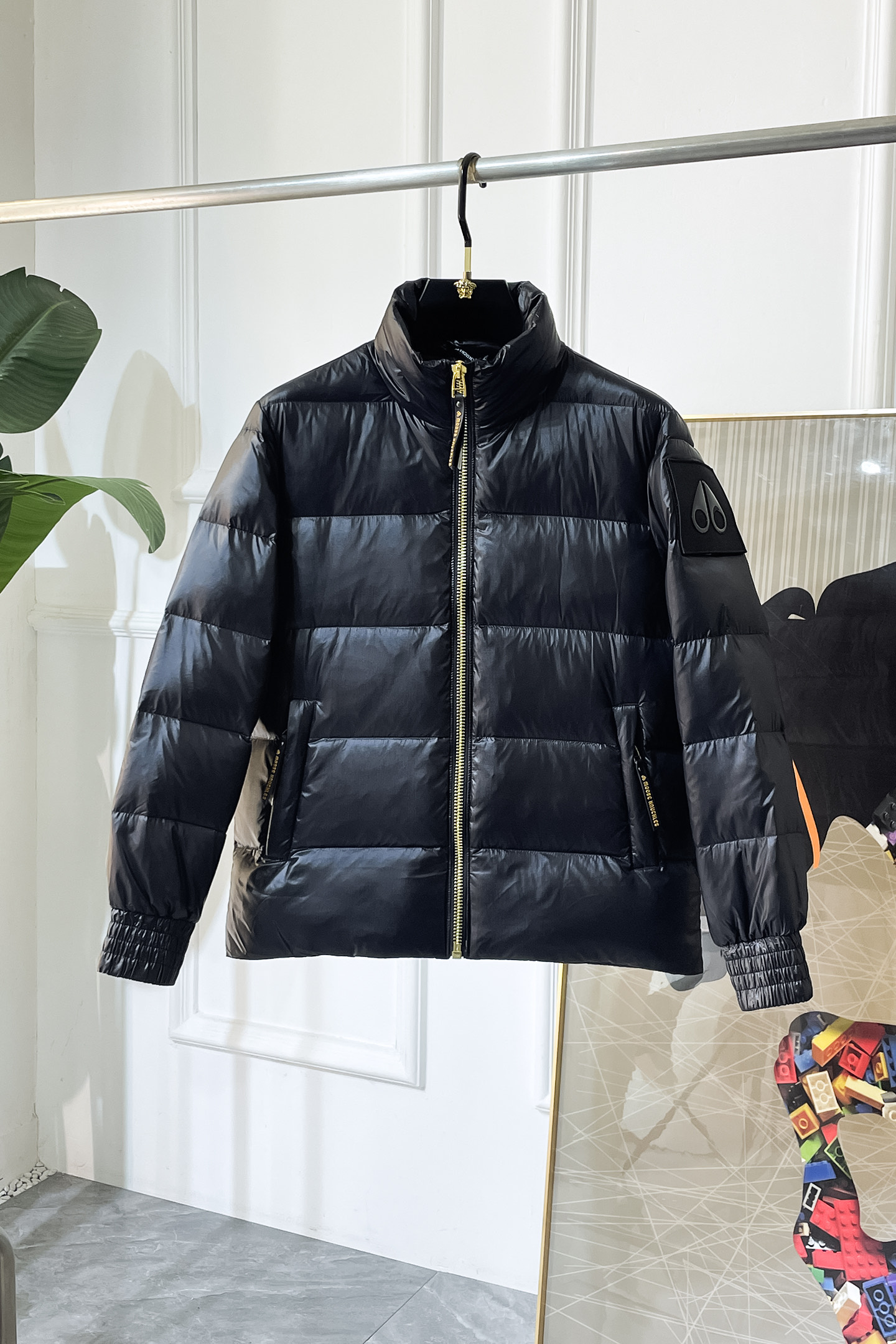 NO:600462,Canadian Moose Knules has always been recognized as the warmest down jacket. Various Instagram celebrities, Internet celebrities, and celebrities often wear it for street photos. But they still can't get rid of their love. No matter how cold the days are, there is no need to be afraid, because there are!  Filled with 90% white duck down, it is the legendary warmest down jacket and is known as a must-have for Arctic outdoor sports!  The most popular down jacket in the world, celebrities are rushing to buy it, it is a must-have!  Unisex size: S to XXL, down jacket, alexander wang19860909加拿大Moose Knules一直是被公认为最保暖的羽绒服,各种各路ins红人、网红、明星也时长穿他街拍.却依旧无法摆脱对的喜爱,再寒冷的多天都不需要怕,因为有！内填充90白鸭绒 ,是传说中最保暖的羽绒服,号称北极户外运动必备品！全球爆热第一的羽绒服,各大明星争相抢购,人手必备！ 男女同款 码数: S一XXL,,down jacket,alexander wang,Men's clothing