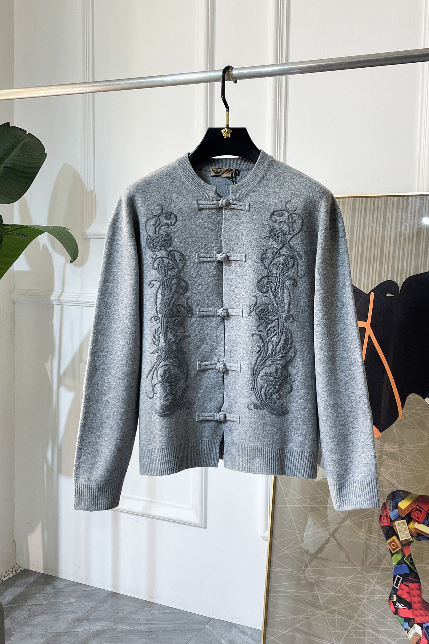 NO:601401,Armani - 2025ss Autumn and Winter counter's popular Chinese style woolen sweater, casual and fashionable outer wear, a must-have for inner wear, customized imported wool blended fabric, the fabric has a delicate feel, close to the body and is comfortable without digging into the flesh, the upper body has a good shape, warm to wear, the counter logo design is very unique, the original quality and craftsmanship are definitely the highest version on the market, the top original version is awesome to wear, soft and crisp, not easy to deform. The seams and seams are very rigorous and elegant, absolutely the first-line OEM requirements!  Don’t miss it, male gods!  Size M-3XL,,armani,alexander wang19860909阿玛尼- 2025ss秋冬专柜大爆款中国风羊毛衫,休闲时尚外穿 内搭必备款,定制进口羊毛混纺面料,面料手感细腻,贴身舒适不扎肉,上身版型好 穿着保暖,专柜标志设计非常独特,原版品质与工艺 绝对市场最高版本 顶级原版穿着超赞 柔顺挺括,不易变形.锁边缝盘都非常严谨考究 绝对一线代工要求！男神们别错过！ 尺码 M-3XL,,armani,alexander wang,Men's clothing