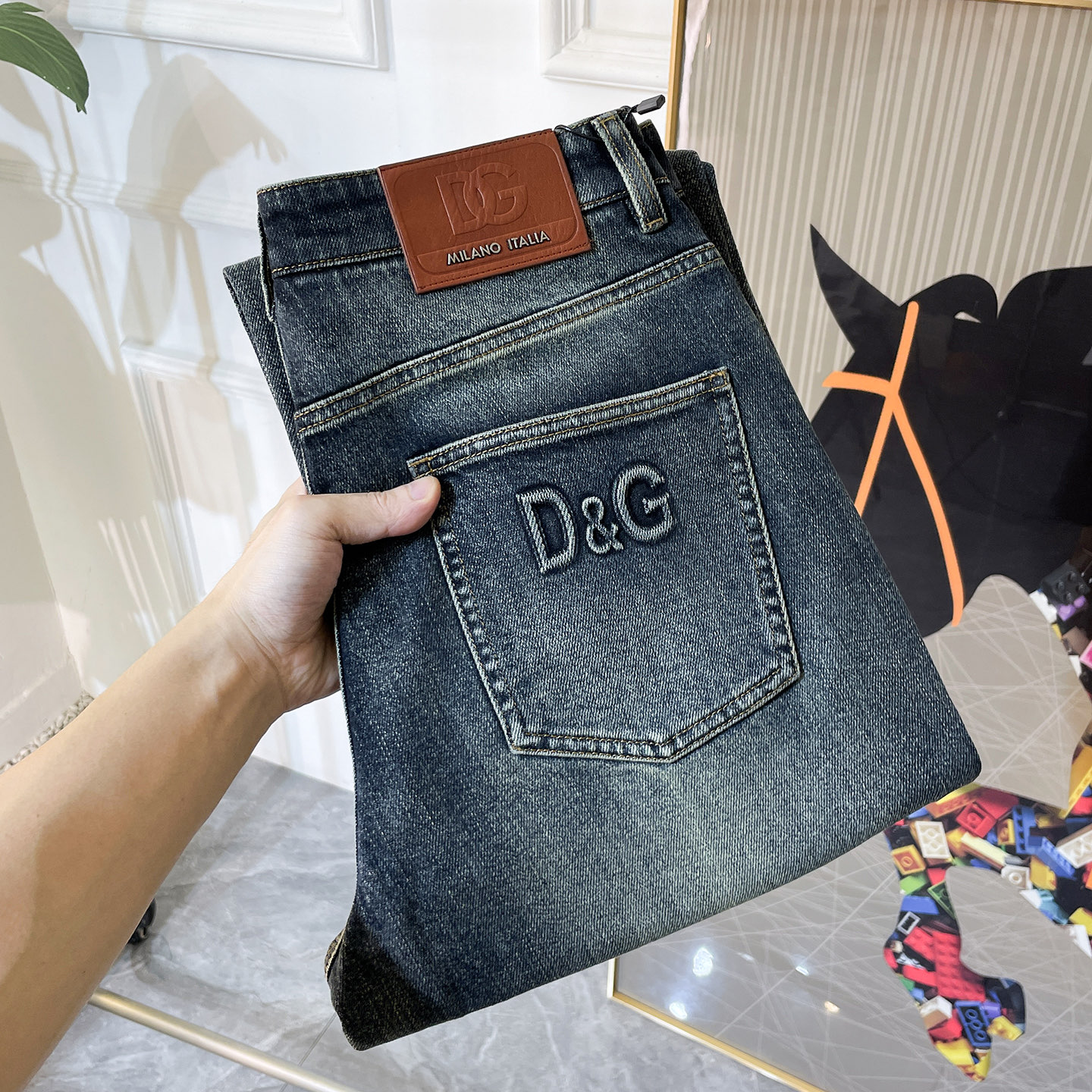 NO:599289,DG- 2025ss Year of the Snake Autumn and Winter wide-leg jeans. Original 1:1 production, the perfect choice for daily necessities, simple and stylish, custom-made imported denim fabric, heavy washing process, complex workmanship and exquisite craftsmanship. Easily cater to the needs of the four seasons, soft and elastic to the touch, smooth and neat, original accessories and hardware, comfortable upper body, very easy to wear and durable, size 29-38, jeans, alexander wang19860909DG- 2025ss蛇年秋冬宽腿牛仔裤.原单1:1制作,日常必备的完美之选,简单大气亦时尚有型,定制进口丹宁面料 ,重工洗水工艺,做工复杂工艺精湛.轻松迎合四季需要,手感柔软带弹力,流畅利落,原版辅料五金,上身舒适非常易搭耐看码数29-38,,jeans,alexander wang,Men's clothing