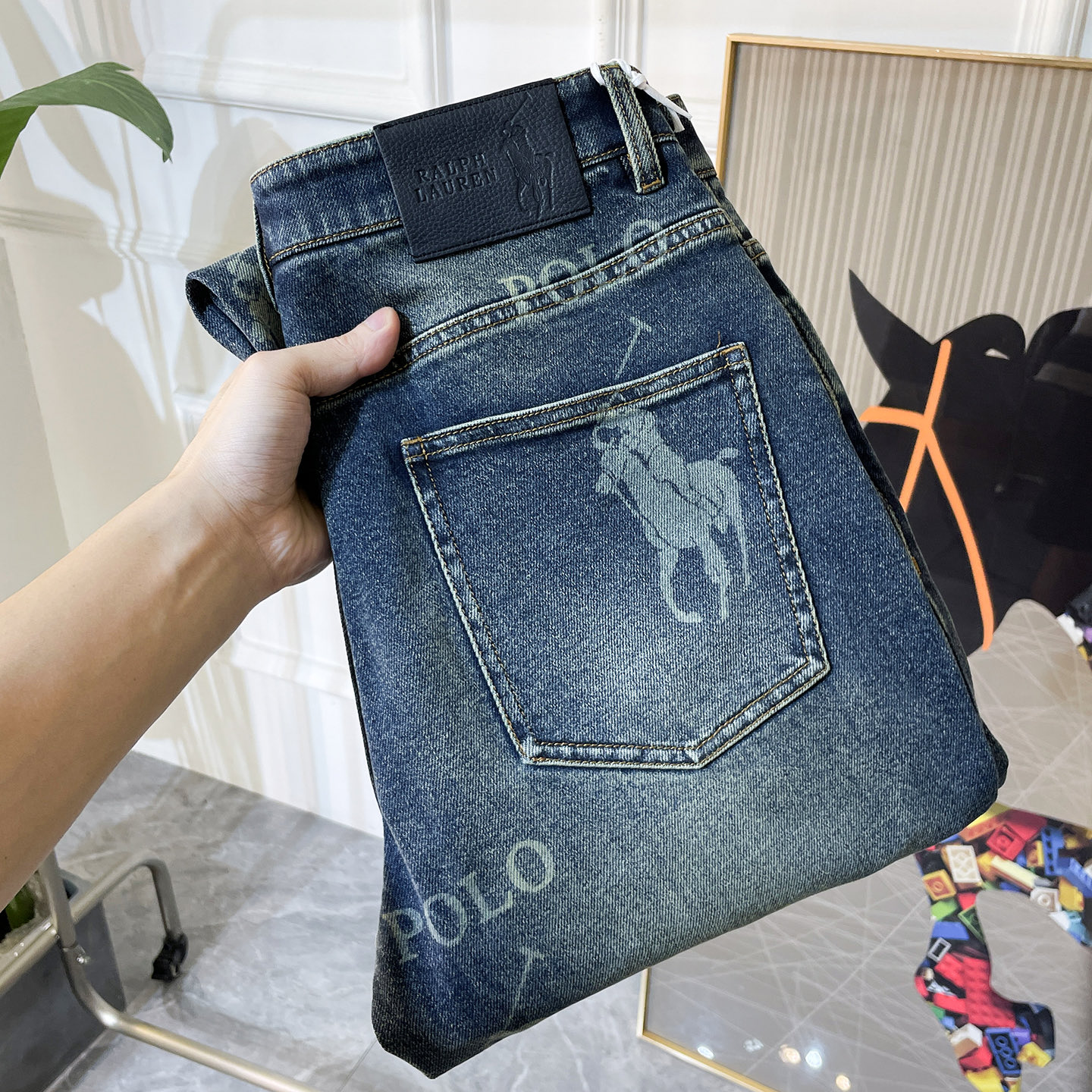 NO:599291,Paul - 2025ss Year of the Snake Autumn and Winter wide-leg jeans. Original 1:1 production, a perfect choice for daily necessities, simple and stylish, custom imported denim fabric, heavy washing process, complex workmanship and exquisite craftsmanship. Easily cater to the needs of the four seasons, soft and elastic to the touch, smooth and neat, original accessories and hardware, comfortable upper body, very easy to wear and durable, size 29-38, jeans, alexander wang19860909保罗- 2025ss蛇年秋冬宽腿牛仔裤.原单1:1制作,日常必备的完美之选,简单大气亦时尚有型,定制进口丹宁面料 ,重工洗水工艺,做工复杂工艺精湛.轻松迎合四季需要,手感柔软带弹力,流畅利落,原版辅料五金,上身舒适非常易搭耐看码数29-38,,jeans,alexander wang,Men's clothing