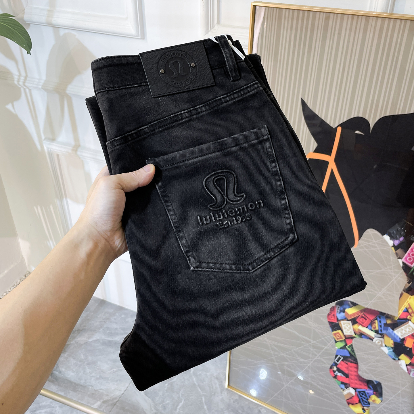 NO:599293,Lulu- 2025ss Year of the Snake Autumn and Winter wide-leg jeans. Original 1:1 production, a perfect choice for daily necessities, simple and stylish, custom-made imported denim fabric, heavy washing process, complex workmanship and exquisite craftsmanship. Easily cater to the needs of the four seasons, soft and elastic to the touch, smooth and neat, original accessories and hardware, comfortable upper body, very easy to wear and durable, size 29-38, jeans, alexander wang19860909Lulu- 2025ss蛇年秋冬宽腿牛仔裤.原单1:1制作,日常必备的完美之选,简单大气亦时尚有型,定制进口丹宁面料 ,重工洗水工艺,做工复杂工艺精湛.轻松迎合四季需要,手感柔软带弹力,流畅利落,原版辅料五金,上身舒适非常易搭耐看码数29-38,,jeans,alexander wang,Men's clothing