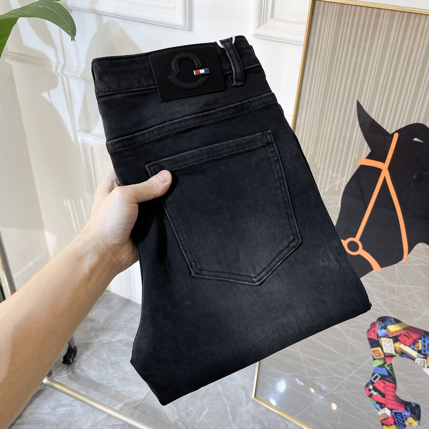 NO:599295,Mengkou - 2025ss Snake Autumn and Winter Jeans. Original 1:1 production, the perfect choice for daily essentials, simple and stylish, custom imported denim fabric, heavy washing process, complex workmanship and exquisite craftsmanship. Easily cater to the needs of the four seasons, soft and elastic to the touch, smooth and neat, original accessories and hardware, comfortable upper body, very easy to wear and durable, size 29-38, Moncler, jeans, alexander wang19860909蒙口- 2025ss蛇年秋冬牛仔裤.原单1:1制作,日常必备的完美之选,简单大气亦时尚有型,定制进口丹宁面料 ,重工洗水工艺,做工复杂工艺精湛.轻松迎合四季需要,手感柔软带弹力,流畅利落,原版辅料五金,上身舒适非常易搭耐看码数29-38,,Moncler,jeans,alexander wang,Men's clothing