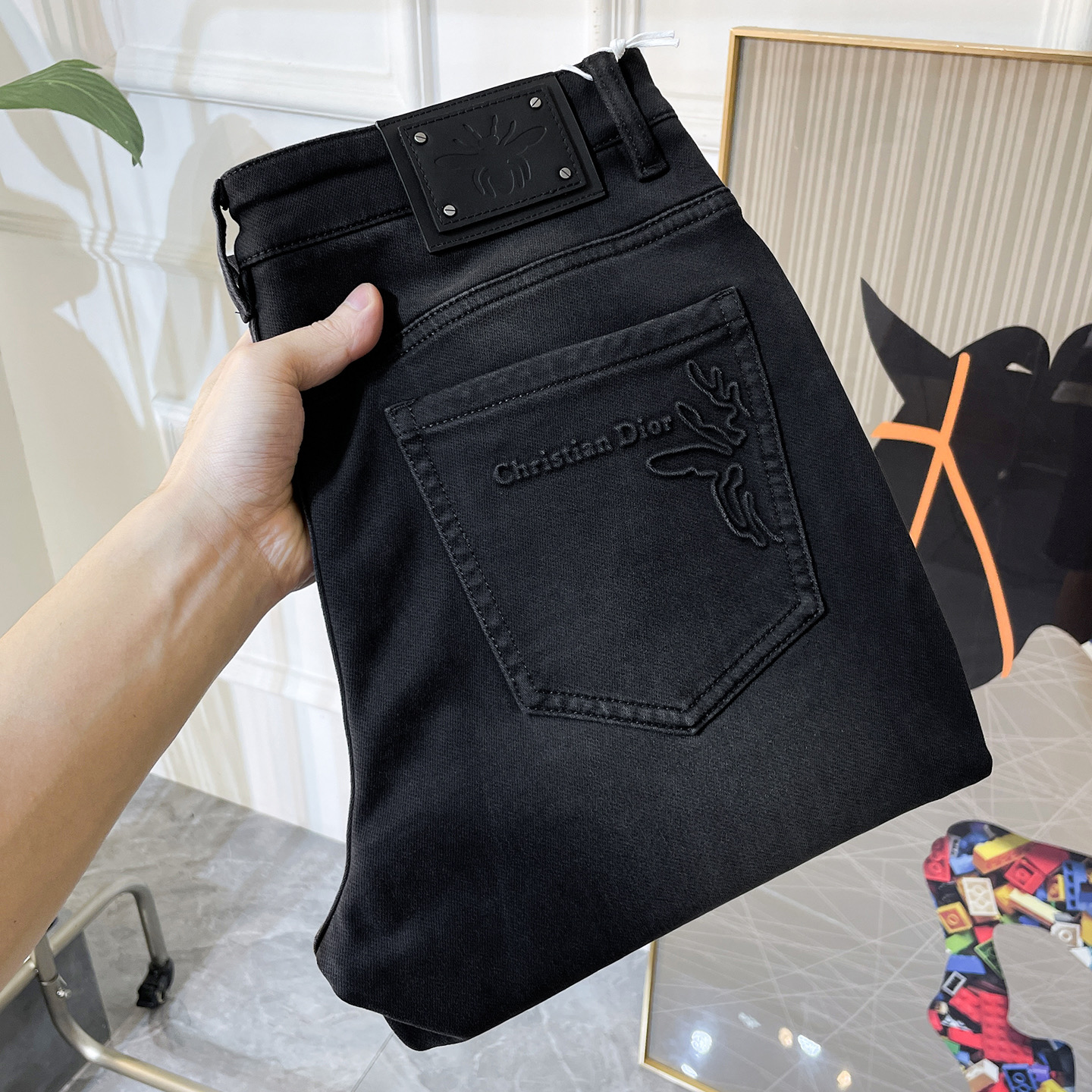 NO:598321,Dior - 2025ss Year of the Snake Autumn and Winter Jeans. Original 1:1 production, the perfect choice for daily essentials, simple and stylish, custom imported denim fabric, heavy washing process, complex workmanship and exquisite craftsmanship. Easily cater to the needs of the four seasons, soft and elastic to the touch, smooth and neat, original accessories and hardware, comfortable upper body, very easy to wear and durable, code number 29-38, dior,jeans,alexander wang19860909迪奥- 2025ss蛇年秋冬牛仔裤.原单1:1制作,日常必备的完美之选,简单大气亦时尚有型,定制进口丹宁面料 ,重工洗水工艺,做工复杂工艺精湛.轻松迎合四季需要,手感柔软带弹力,流畅利落,原版辅料五金,上身舒适非常易搭耐看码数29-38,,dior,jeans,alexander wang,Men's clothing