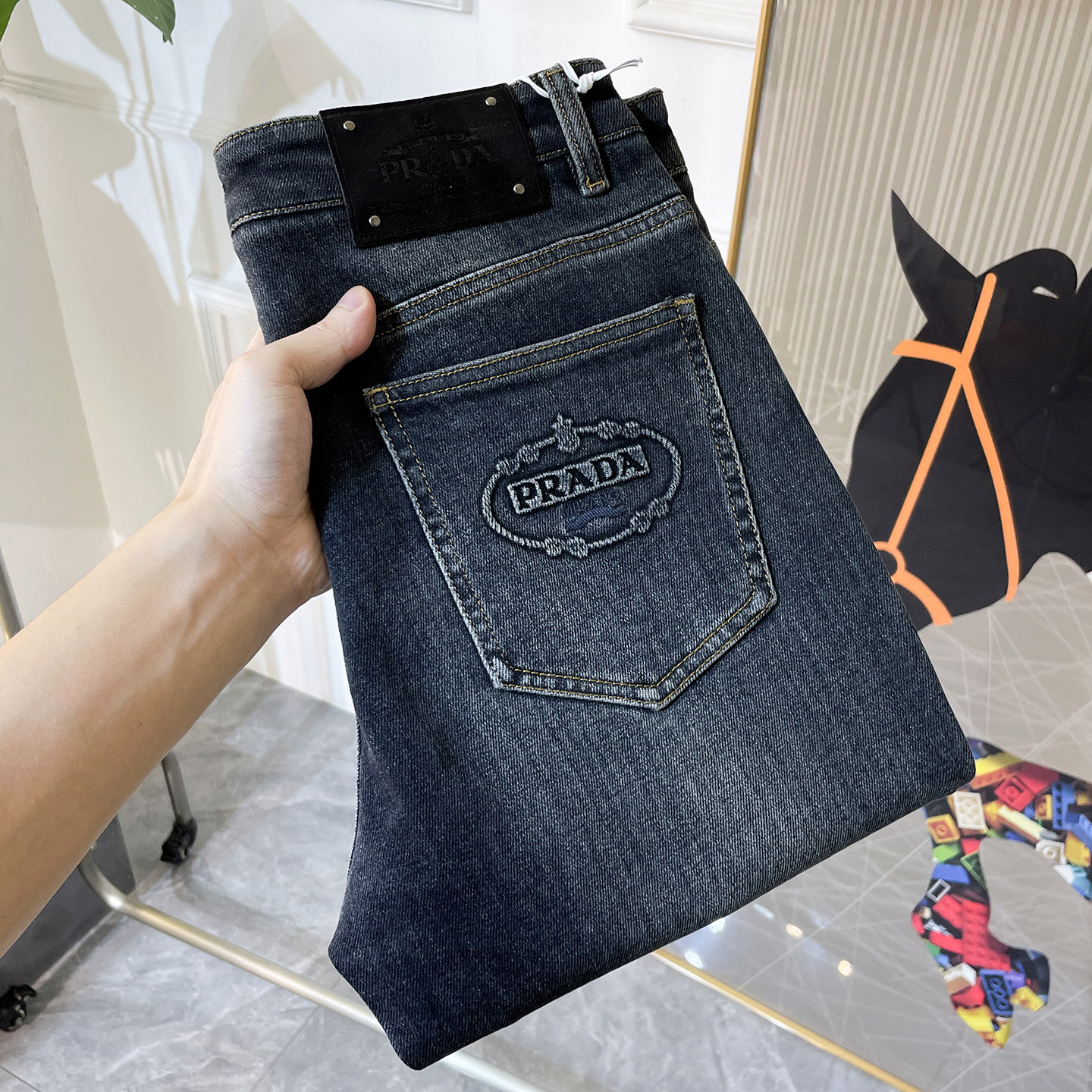 NO:599297,Prada - 2025ss Snake Autumn and Winter Jeans. Original 1:1 production, the perfect choice for daily essentials, simple and stylish, custom imported denim fabric, heavy washing process, complex workmanship and exquisite craftsmanship. Easily cater to the needs of the four seasons, soft and elastic to the touch, smooth and neat, original accessories and hardware, comfortable upper body, very easy to wear and durable, size 29-38, prada,jeans,alexander wang19860909普拉达- 2025ss蛇年秋冬牛仔裤.原单1:1制作,日常必备的完美之选,简单大气亦时尚有型,定制进口丹宁面料 ,重工洗水工艺,做工复杂工艺精湛.轻松迎合四季需要,手感柔软带弹力,流畅利落,原版辅料五金,上身舒适非常易搭耐看码数29-38,,prada,jeans,alexander wang,Men's clothing