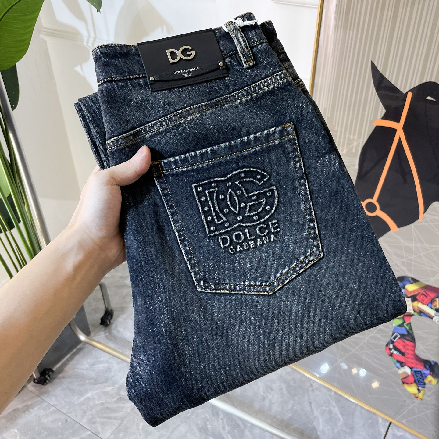 NO:599299,DG- 2025ss Year of the Snake Autumn and Winter Jeans. Original 1:1 production, the perfect choice for daily necessities, simple and stylish, custom imported denim fabric, heavy washing process, complex workmanship and exquisite craftsmanship. Easily cater to the needs of the four seasons, soft and elastic to the touch, smooth and neat, original accessories and hardware, comfortable upper body, very easy to wear and durable, size 29-38, jeans, alexander wang19860909DG- 2025ss蛇年秋冬牛仔裤.原单1:1制作,日常必备的完美之选,简单大气亦时尚有型,定制进口丹宁面料 ,重工洗水工艺,做工复杂工艺精湛.轻松迎合四季需要,手感柔软带弹力,流畅利落,原版辅料五金,上身舒适非常易搭耐看码数29-38,,jeans,alexander wang,Men's clothing