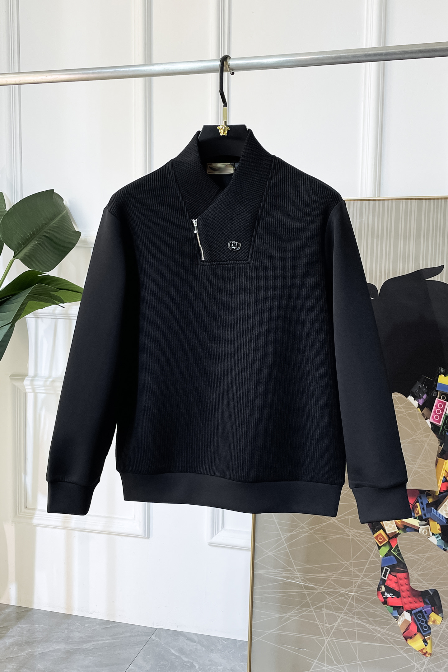 NO:601400,Fendi - 2025ss hot new style in autumn, the highest version of fashionable pullover sweatshirt, a classic that must be released every year. Favored and respected by major stars, it uses high-end European cotton blended fabrics, heavy craftsmanship, original hardware accessories and logo design, soft and smooth, and dense texture!  Stylish upper body!  One of the impeccable must-have styles for autumn!  M-3XL can wear up to 200 pounds!  ,,fendi,hoodie,sweatshirts,alexander wang19860909芬迪- 2025ss秋季大爆新款,最高版本时尚套头卫衣、每年必出的经典之作.受各大明星的青睐推崇,精选高端欧棉混纺面料,重工艺制作,原版五金辅料logo设计,柔软顺滑,质地密实！上身时尚有型！秋季无可挑剔必选款式之一！M-3XL 最大可穿200斤！,,fendi,hoodie,sweatshirts,alexander wang,Men's clothing