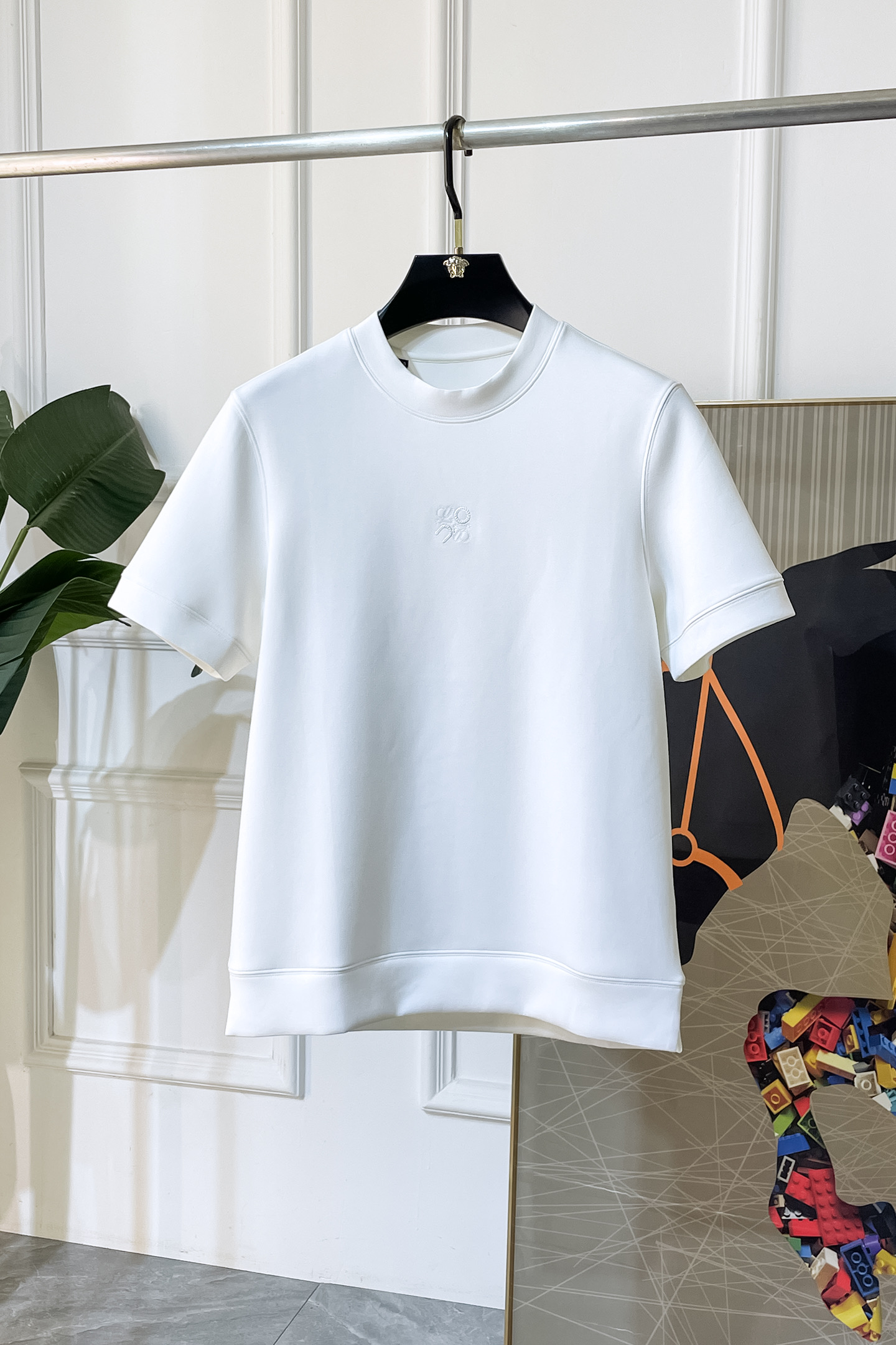 NO:601383,Luo Yiwei-2025ss autumn and winter half-sleeved knitted sweater series!  Casual business outer wear and a must-have for inner wear, selected from the finest worsted mulberry silk blended fabrics, the fabric has a delicate feel, is close-fitting and comfortable without digging into the flesh, the upper body has a good shape and is warm to wear. The counter logo design is very unique. Don’t miss it, male idols!  Sizes M-4XL can fit up to a pound!  ,,alexander wang19860909罗薏葳 -2025ss秋冬半袖针织毛衫系列！休闲商务外穿 内搭必备款,精选上等-精纺桑蚕丝混纺面料,面料手感细腻,贴身舒适不扎肉,上身版型好 穿着保暖,专柜标志设计非常独特,男神们别错过！ 尺码 M-4XL 最大可穿斤！,,alexander wang,Men's clothing